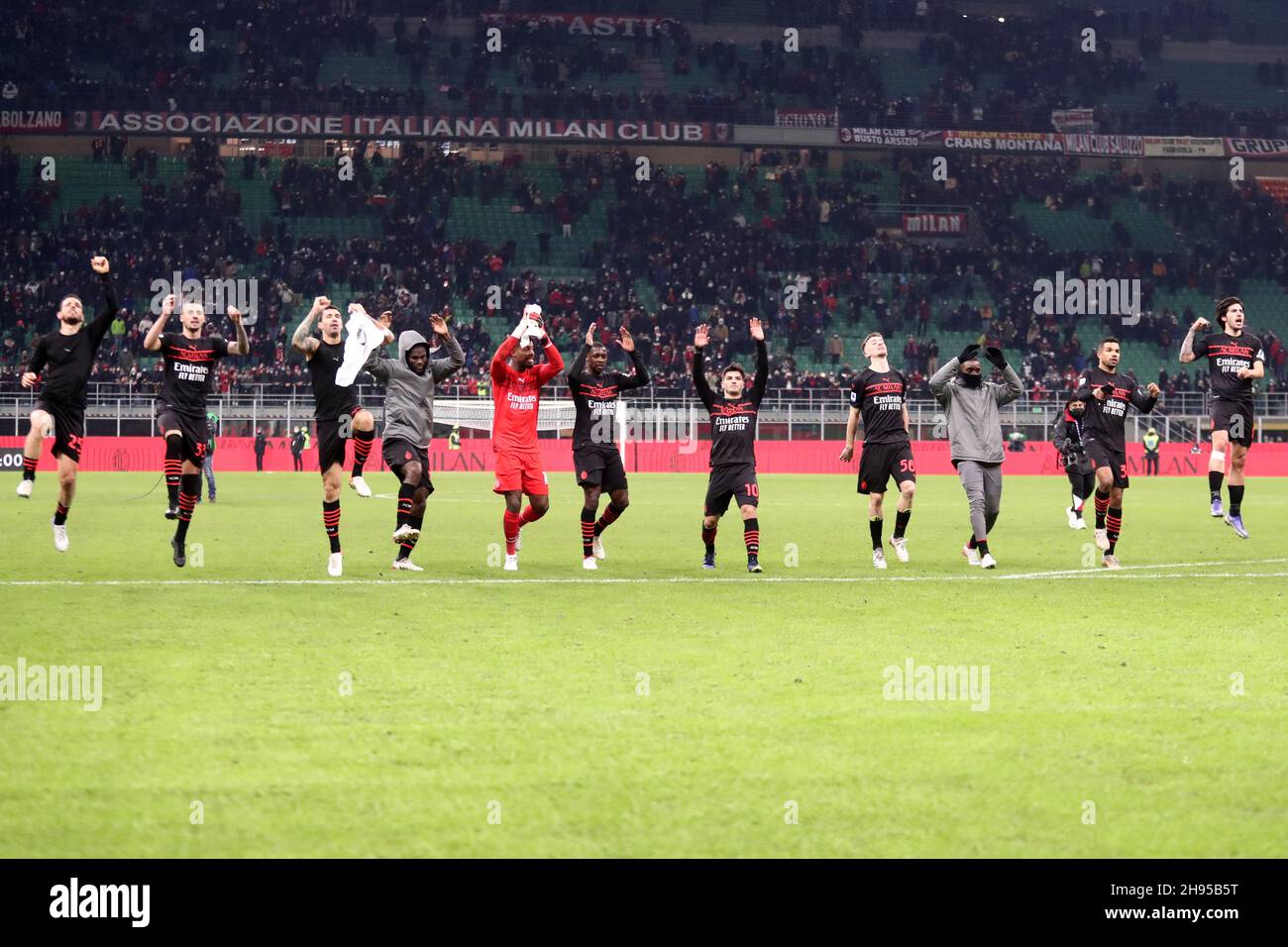 Milan, Italie.04e décembre 2021.Les joueurs de l'AC Milan fêtent après avoir remporté la série Un match entre l'AC Milan et nous Salernitana au Stadio Giuseppe Meazza le 4 décembre 2021 à Milan, Italie.Credit: Marco Canoniero / Alamy Live News Banque D'Images