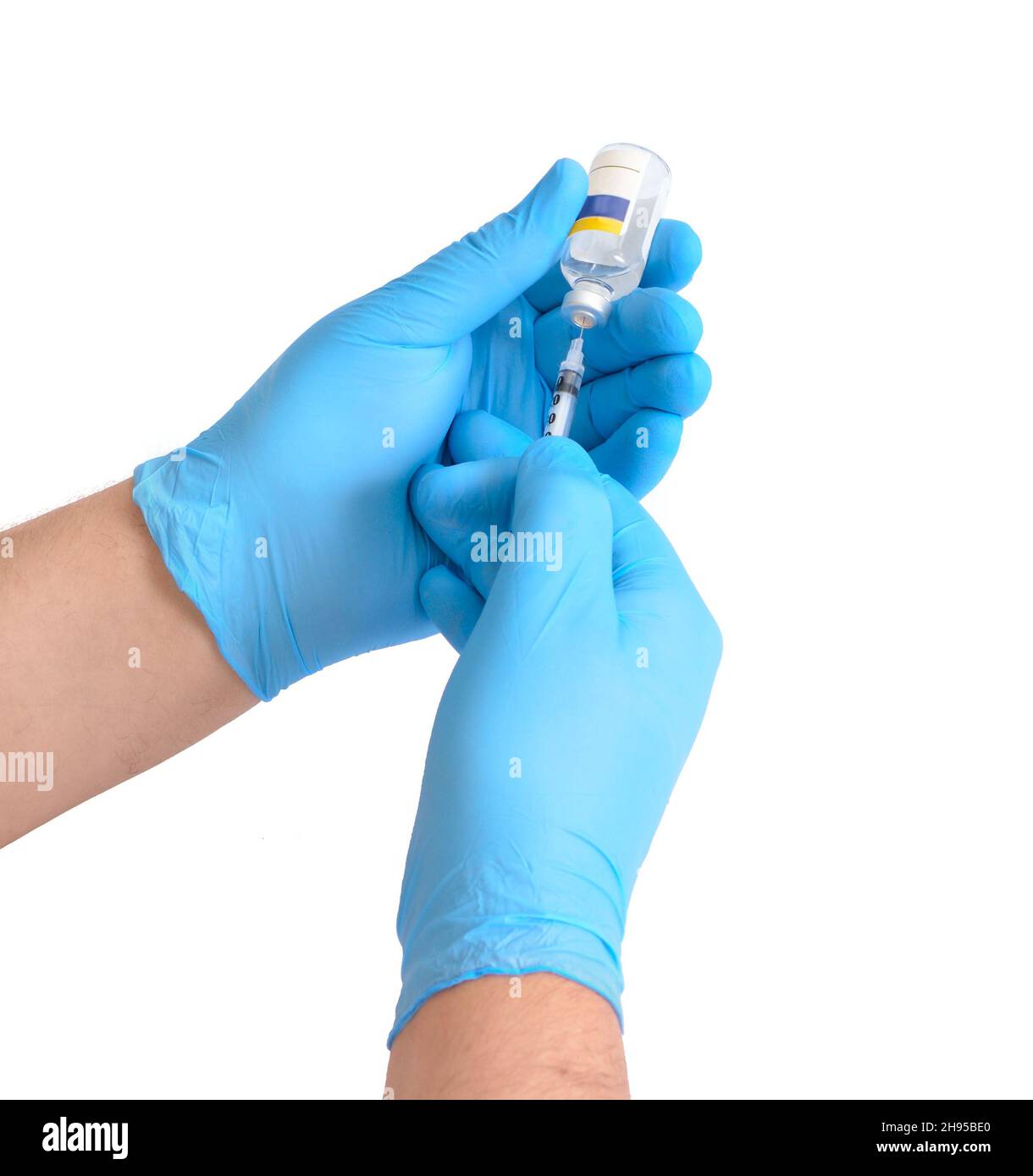 Prendre des médicaments ou des vaccins dans une seringue.Isolé sur fond blanc. Banque D'Images