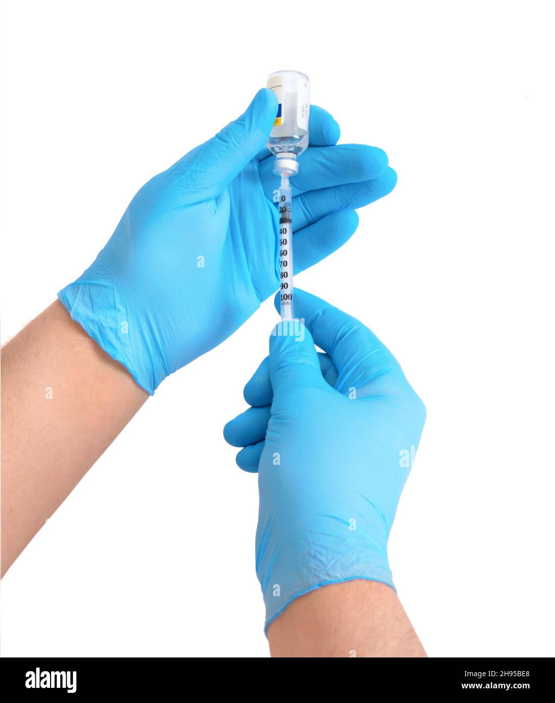 Prendre des médicaments ou des vaccins dans une seringue.Isolé sur fond blanc. Banque D'Images