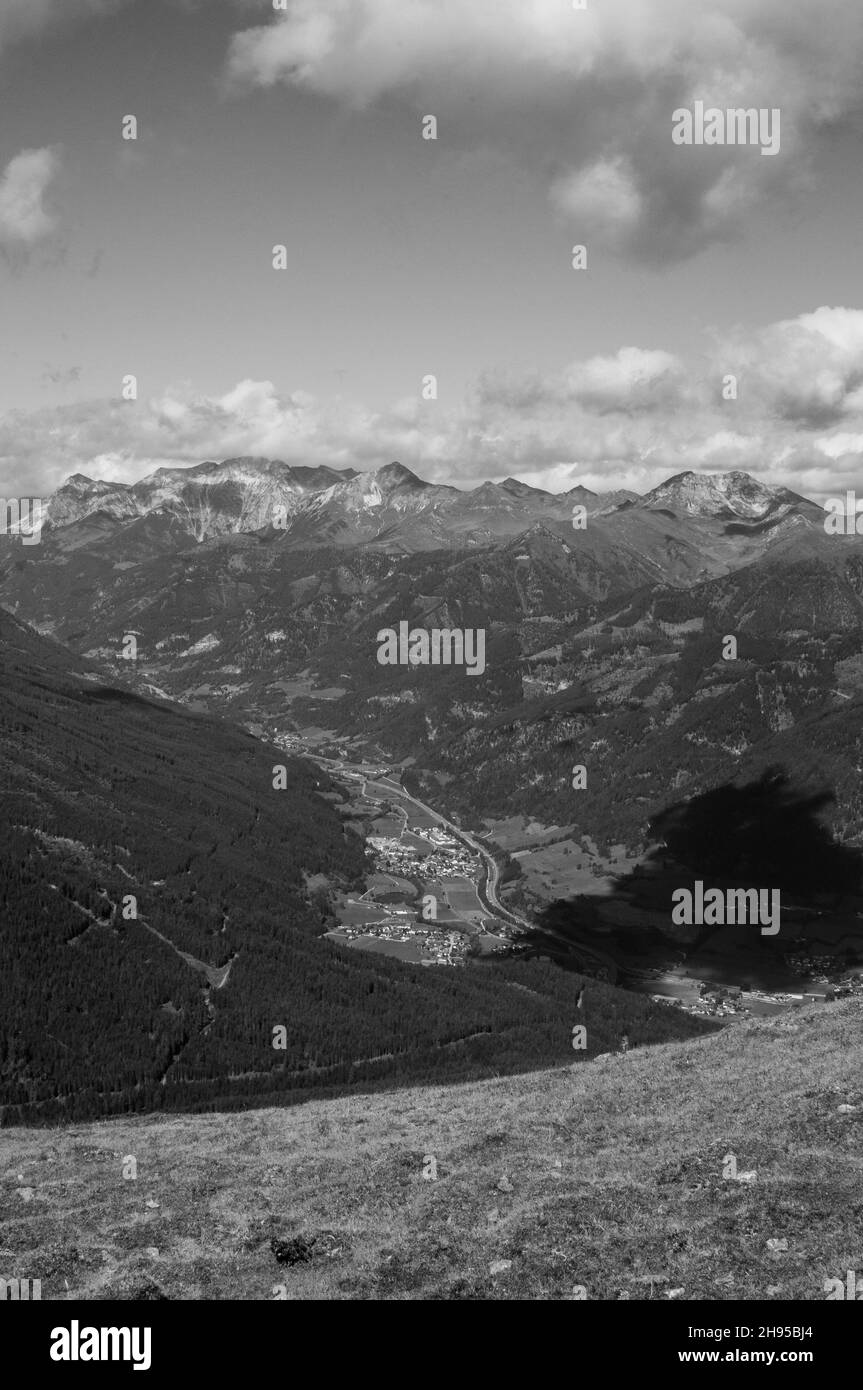 Paysage montagneux en Autriche.Vue depuis un point culminant d'une chaîne de montagnes.Jour d'automne ensoleillé.Coloris noir et blanc Banque D'Images