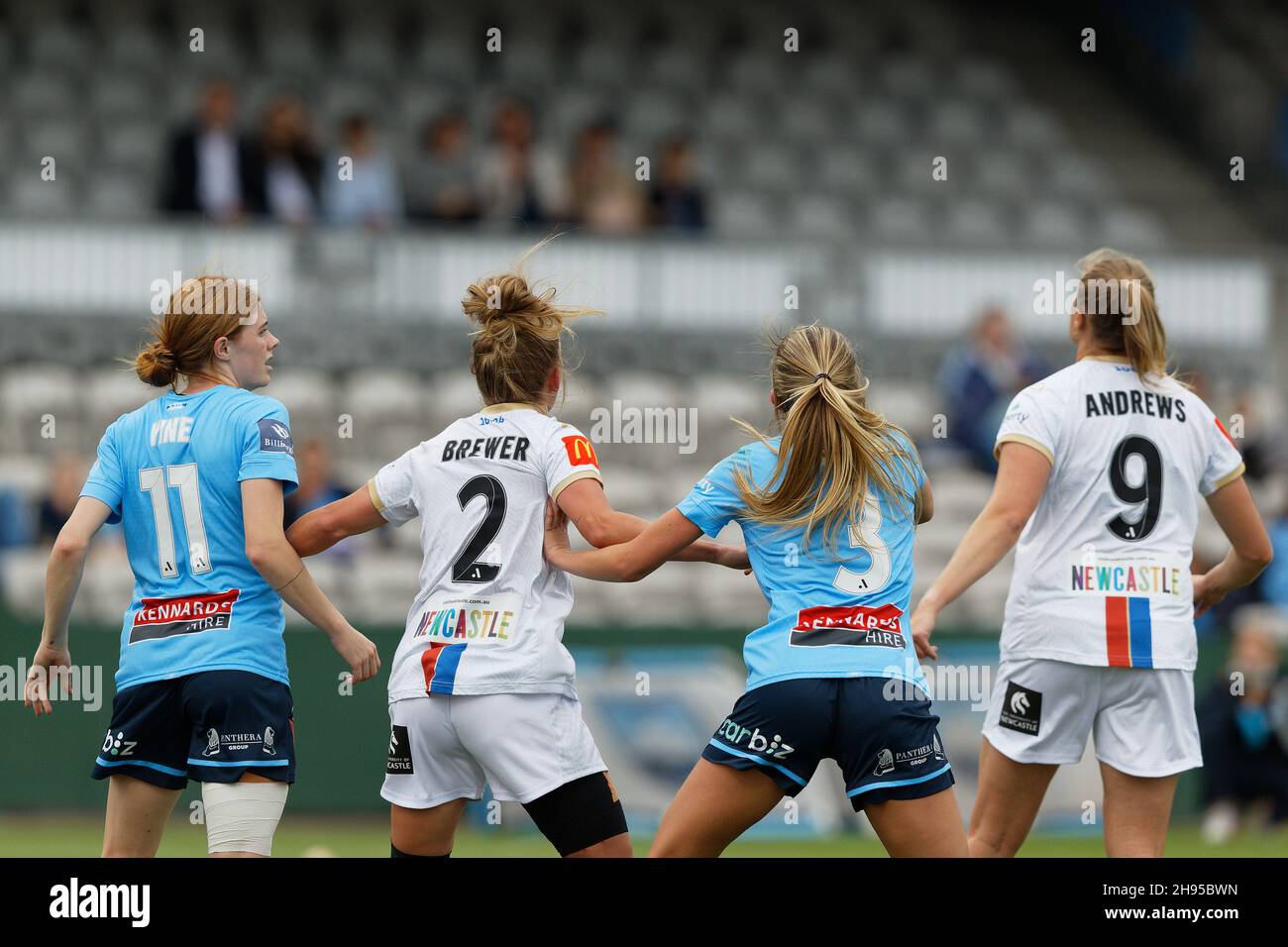 Courtnee Vine et Charlotte McLean du FC Sydney et attendent le ballon lors du match De football A-League entre le FC Sydney et les Jets Newcastle le 4 décembre 2021 au stade Netstrata Jubilee à Sydney, en Australie Banque D'Images