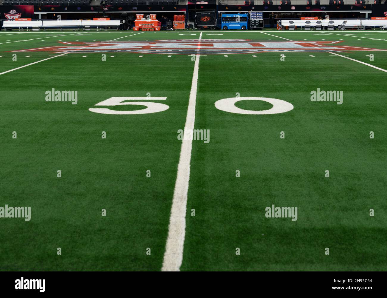 Arlington, Texas, États-Unis.4 décembre 2021.Photo du terrain avec le logo XII le match de football NCAA entre les Baylor Bears et les Oklahoma State Cowboys au AT&T Stadium d'Arlington, Texas.Matthew Lynch/CSM/Alamy Live News Banque D'Images