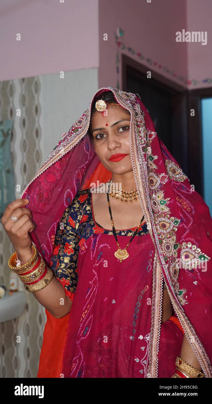 21 novembre 2021 Reengus, Rajasthan, Inde.Bonne jeune femme asiatique en costume traditionnel. Banque D'Images