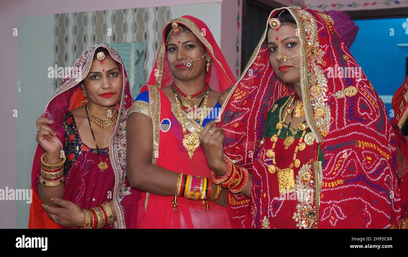 21 novembre 2021 Reengus, Rajasthan, Inde.De belles femmes indiennes regardant l'appareil photo dans une cérémonie de mariage dans des robes traditionnelles. Banque D'Images