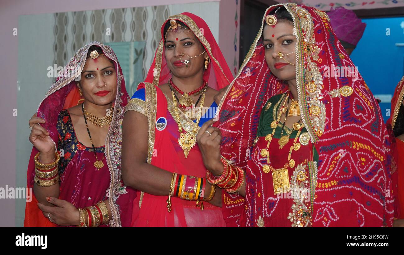 21 novembre 2021 Reengus, Rajasthan, Inde.Trois belles femmes indiennes regardant la caméra lors d'une cérémonie de mariage. Banque D'Images