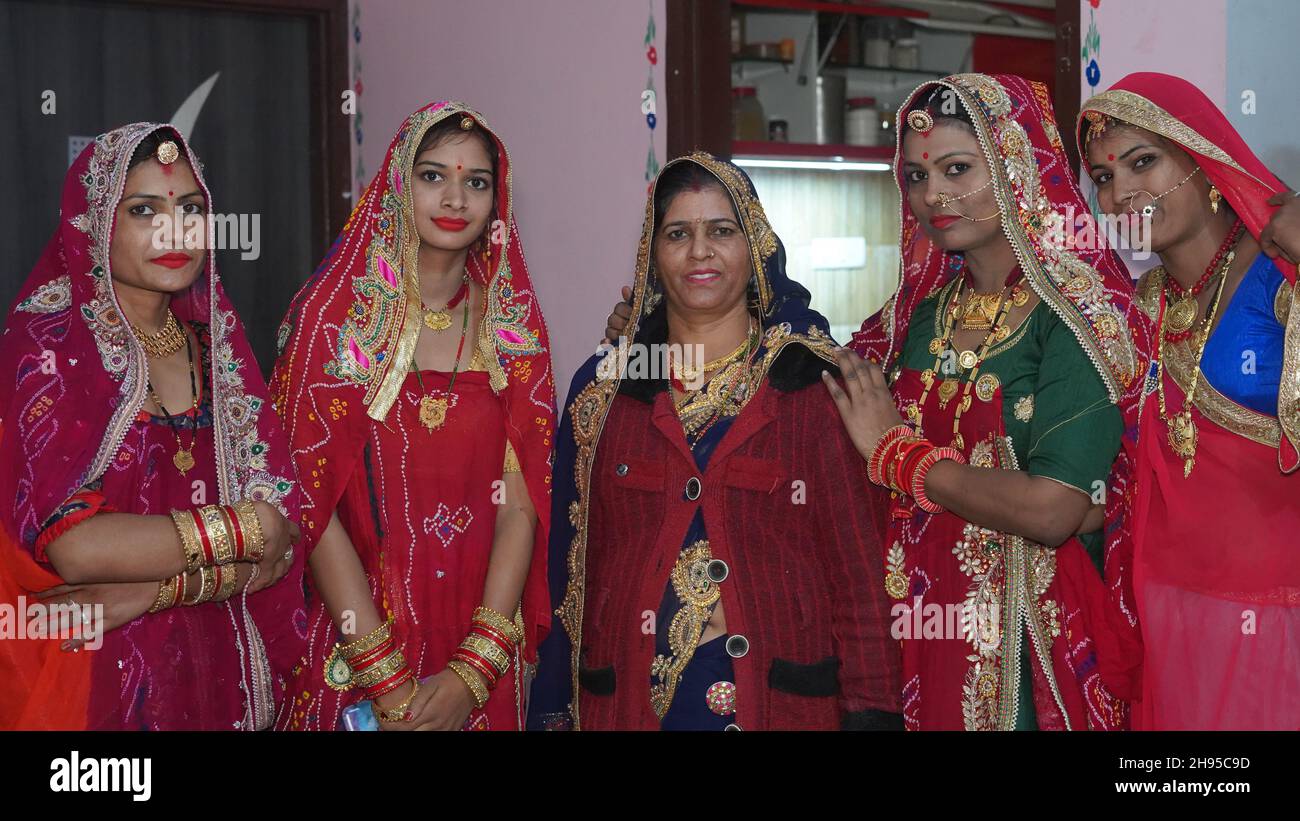 21 novembre 2021 Reengus, Rajasthan, Inde.Les femmes indiennes posent pour une photo comme elles célèbrent la cérémonie de mariage près de Jaipur. Banque D'Images