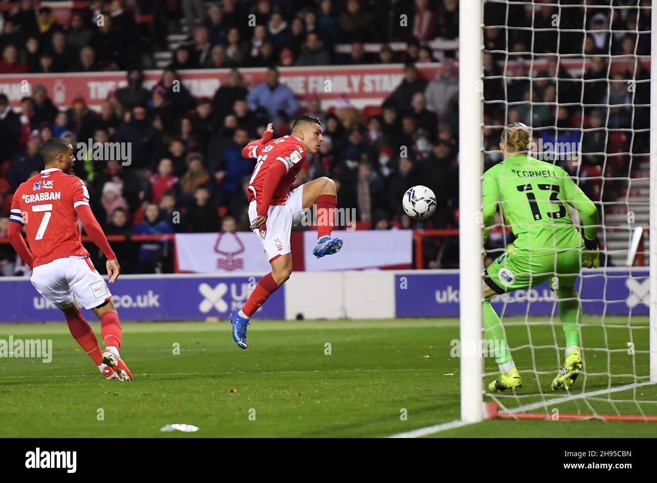 NOTTINGHAM, GB.DÉC 4 BRAIAN Ojeda de Nottingham Forest tire une large partie du but lors du match de championnat Sky Bet entre Nottingham Forest et Peterborough au City Ground, Nottingham, le samedi 4 décembre 2021.(Credit: Jon Hobley | MI News) Credit: MI News & Sport /Alay Live News Banque D'Images