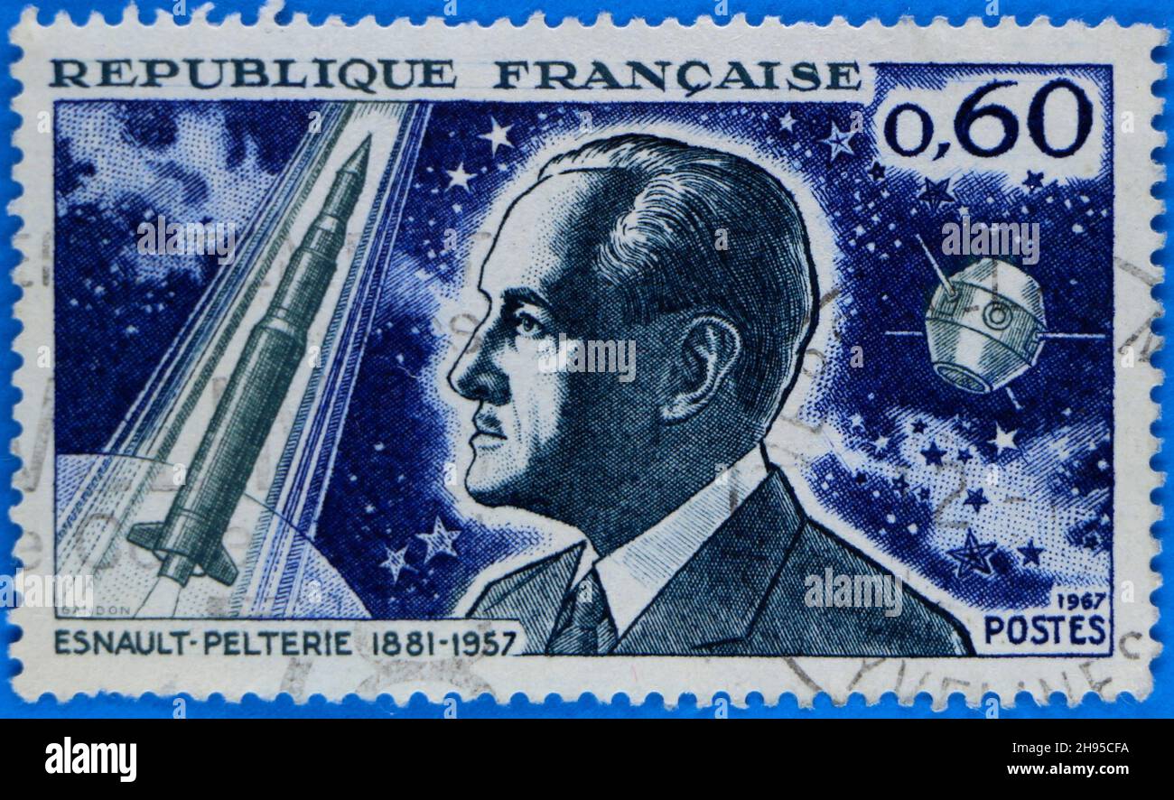 Photo d'un timbre-poste bleu français de 1967 commémorant le concepteur d'avions et le théoricien de l'envol Robert Esnault-Pelterie Banque D'Images