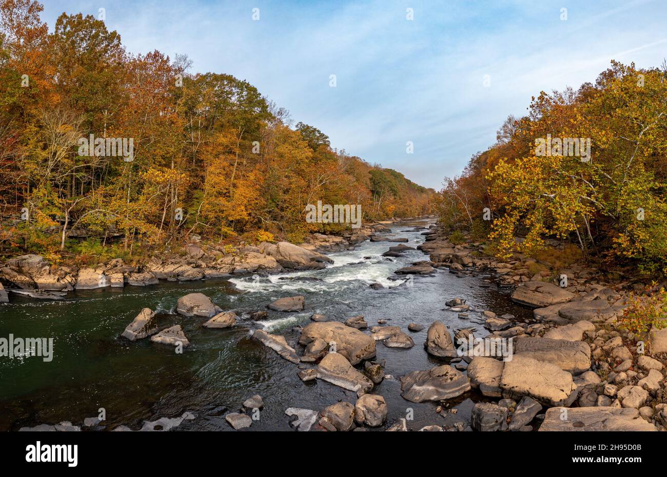 Parc national de Valley Falls près de Fairmont en Virginie-Occidentale lors d'une journée d'automne brumeuse et colorée avec des couleurs d'automne sur les arbres Banque D'Images