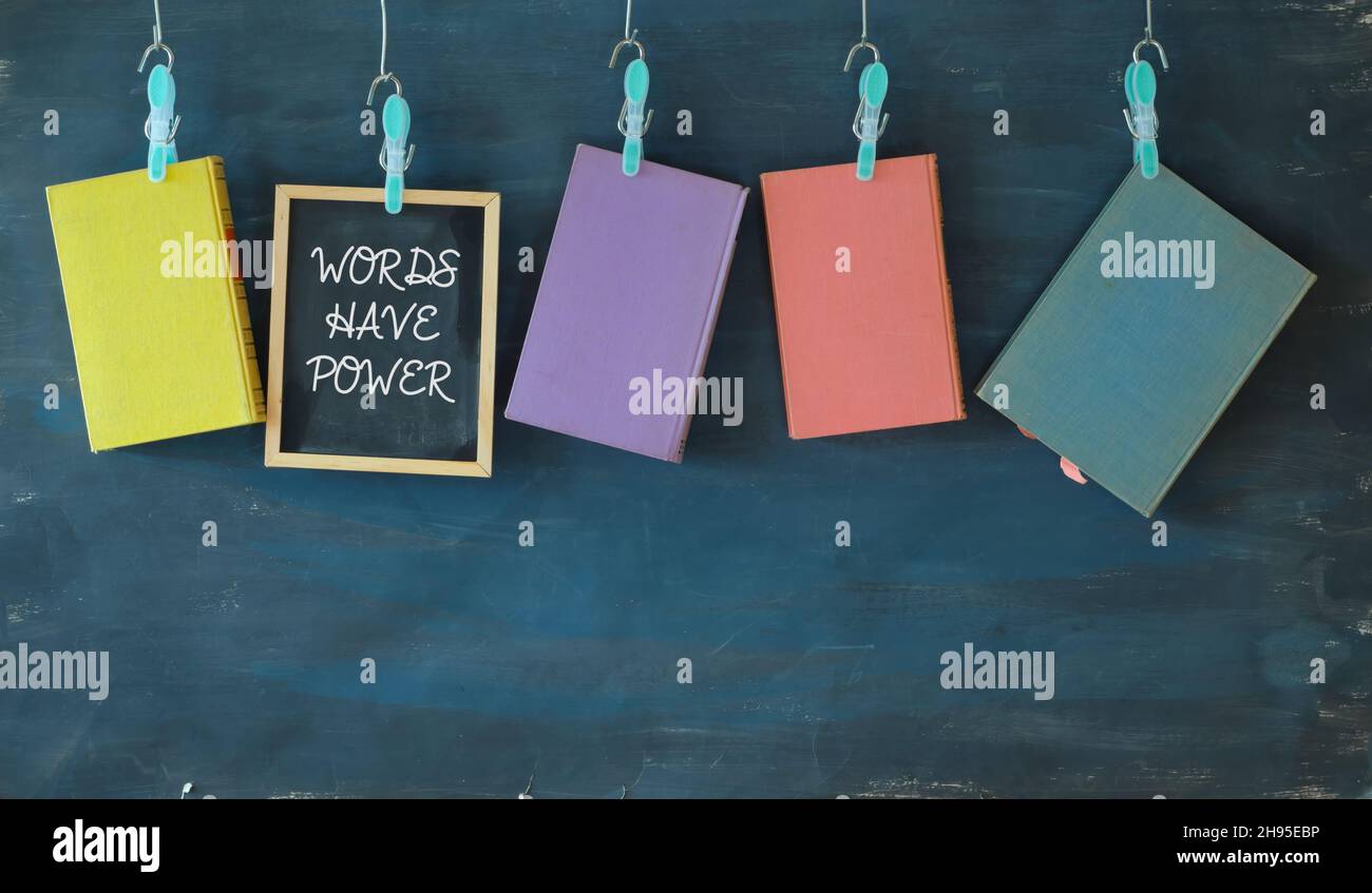 Concept d'éducation et de lecture, livres suspendus, tableau noir et mots de slogan ont le pouvoir Banque D'Images