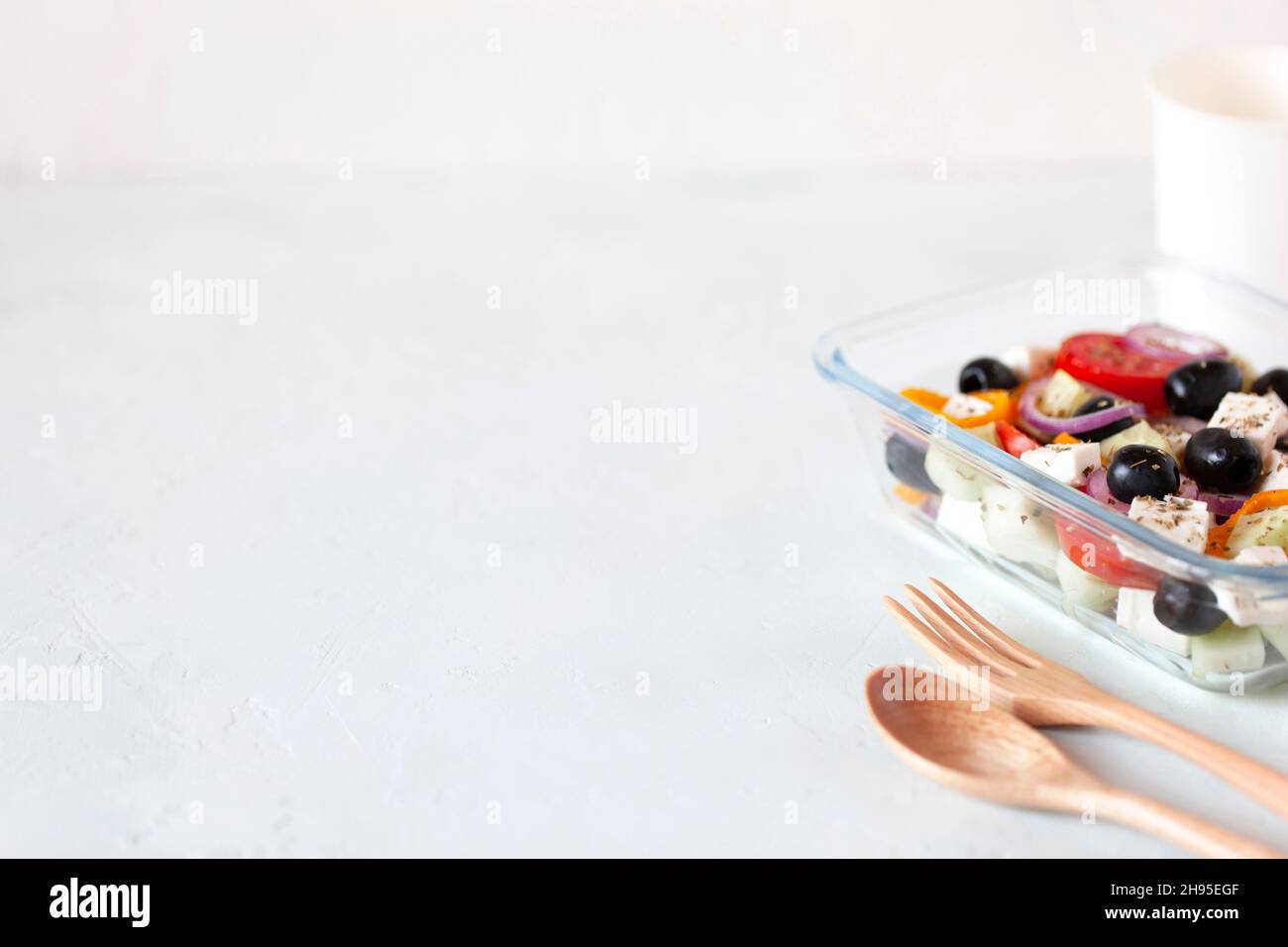 Luckhbox avec salade grecque sur fond blanc Banque D'Images