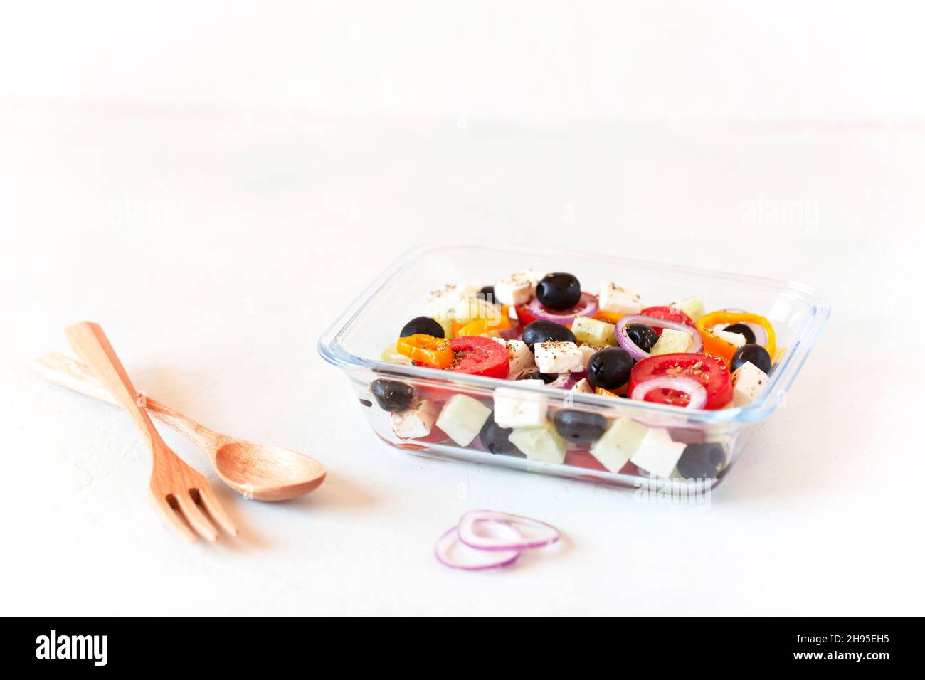 Panier repas avec salade grecque sur fond blanc Banque D'Images