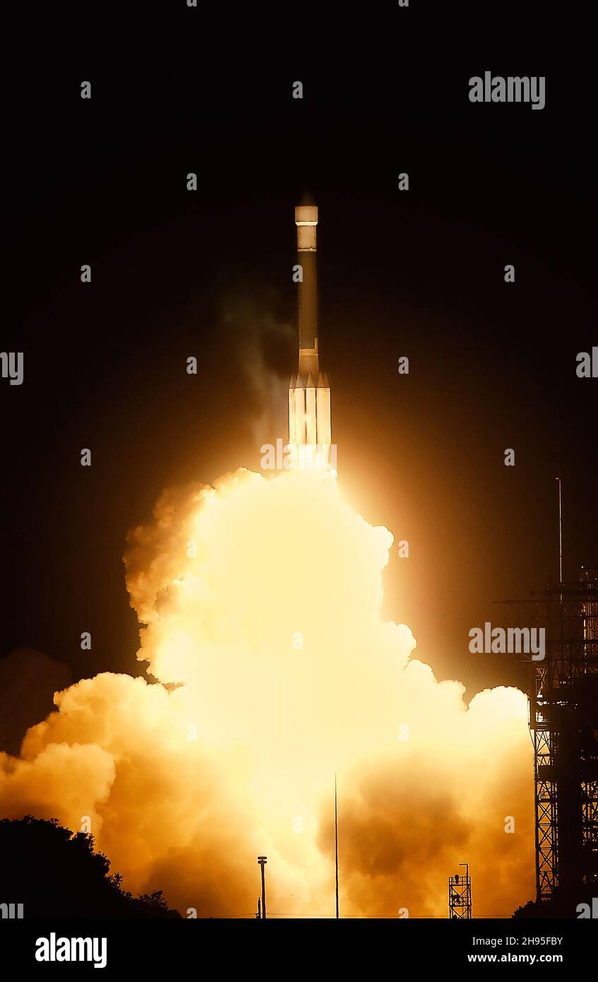Lancement du vaisseau spatial depuis le port spatial de nuit.Navette spatiale dans les nuages de fumée sur fond de ciel sombre.Certains éléments de cette image sont f Banque D'Images