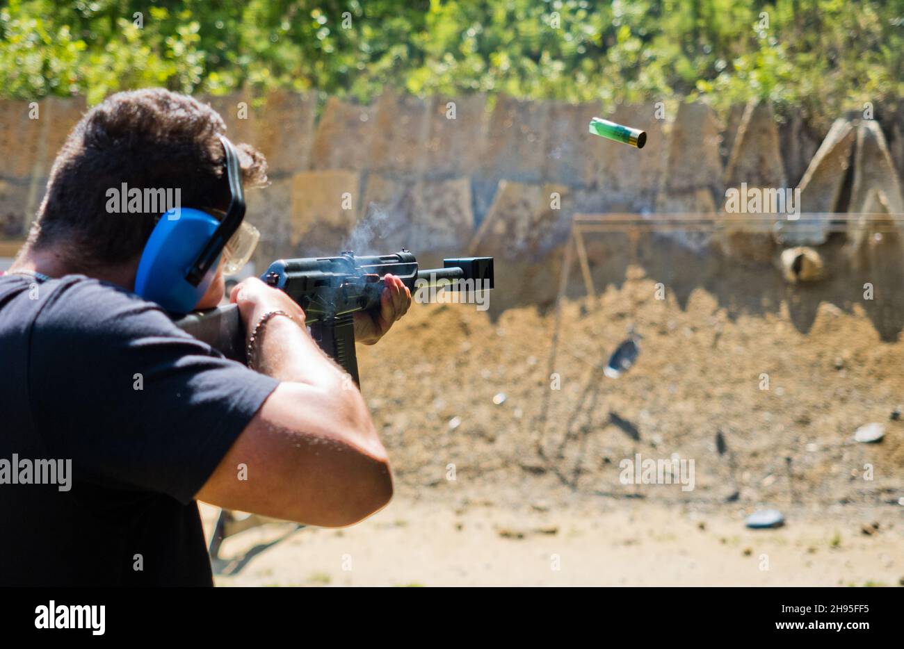 Champ de prise de vue prise de vue avec un fusil de chasse et une balle en vol Banque D'Images