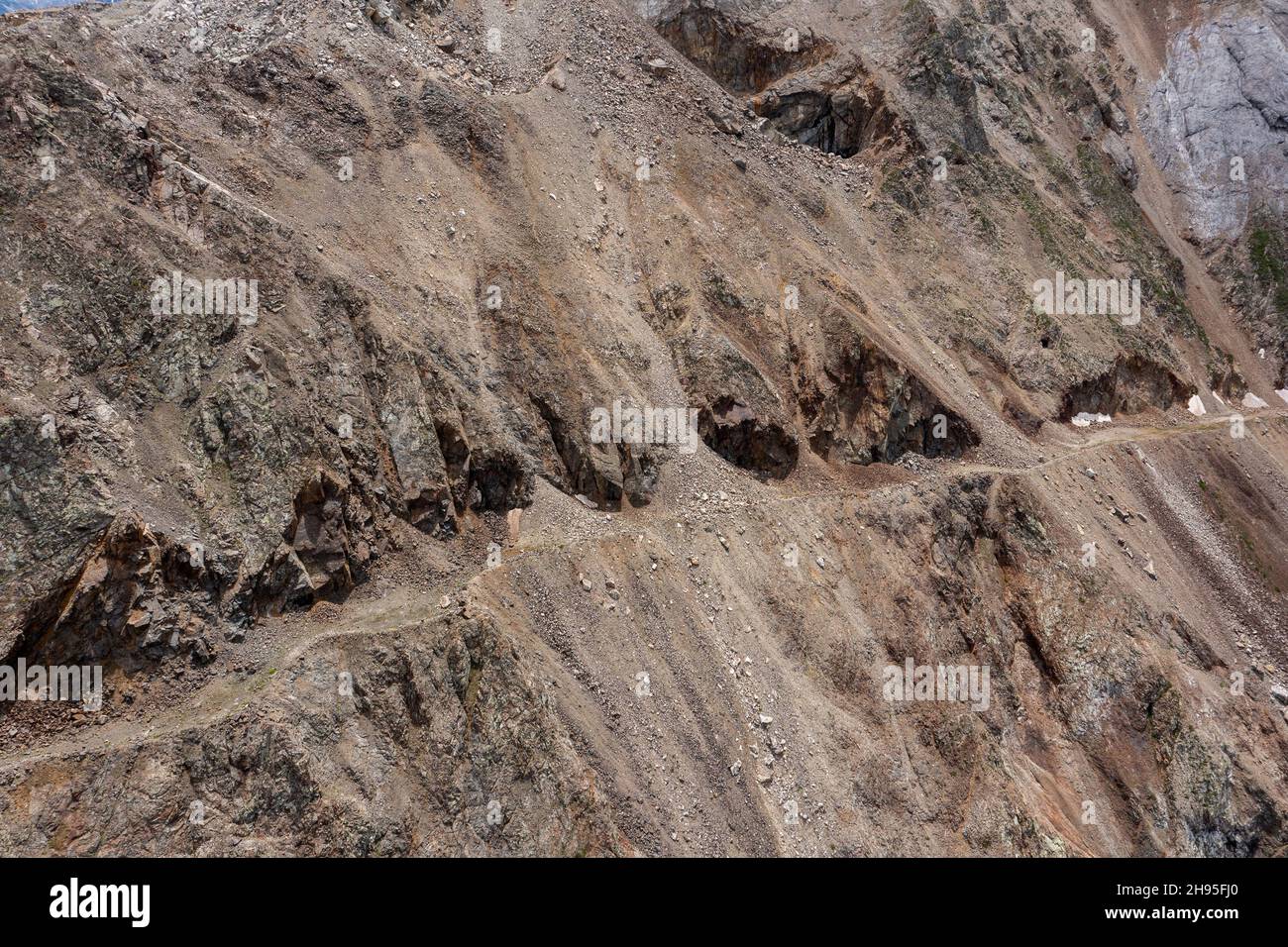 Ancienne route de montagne avec glissement de terrain Banque D'Images