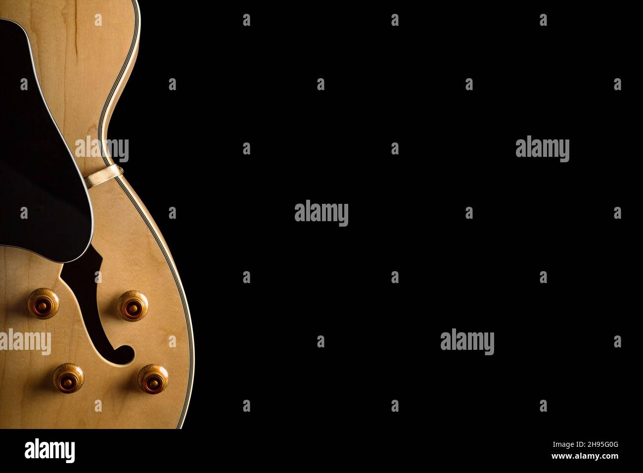 Guitare en bois clair avec des boutons sur le côté gauche et pickguard blanc Banque D'Images