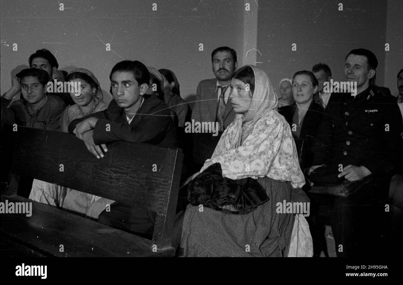 Varsovie, 1947-08.Proces króla cygañskiego Rudolfa Kwieka vel Bananero przed S¹dem Rejonowym przy ul.Leszno.Czêœæ rodziny oskar¿y³a Go o wspó³pracê z gestapo.S¹d uniewinni³ Go.NZ.¿ona oskar¿onego Birka (3P) i królewicz Trojan Kwiek (5P). wb/gr PAP Dok³adny dzieñ wydarzenia nieustalony.Varsovie, août 1947.Le roi tzigane Rudolf 'Bananero' Kwiek en jugement devant un tribunal de district de Varsovie.Des membres de la famille ont accusé Kwiek de collaborer avec la Gestapo.Le tribunal l'a excusé.Photo : Birka, la femme de Rudolf Kwiek (3e forme à droite) et le prince Trojan Kwiek (5e à droite). wb/gr PAP Banque D'Images
