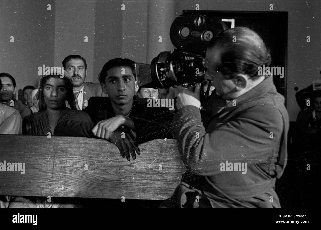 Varsovie, 1947-08.Proces króla cygañskiego Rudolfa Kwieka vel Bananero przed S¹dem Rejonowym przy ul.Leszno.Czêœæ rodziny oskar¿y³a Go o wspó³pracê z gestapo.S¹d uniewinni³ Go.NZ. Kamerzysta Polskiej Kroniki Filmowej i królewicz Trojan Kwiek (2P). wb/gr PAP Dok³adny dzieñ wydarzenia nieustalony.Varsovie, août 1947.Le roi tzigane Rudolf 'Bananero' Kwiek en jugement devant un tribunal de district de Varsovie.Des membres de la famille ont accusé Kwiek de collaborer avec la Gestapo.Le tribunal l'a excusé.Photo : un caméraman de la chronique polonaise du film et du prince Trojan Kwiek (2e à partir de la droite). wb/gr PAP Banque D'Images