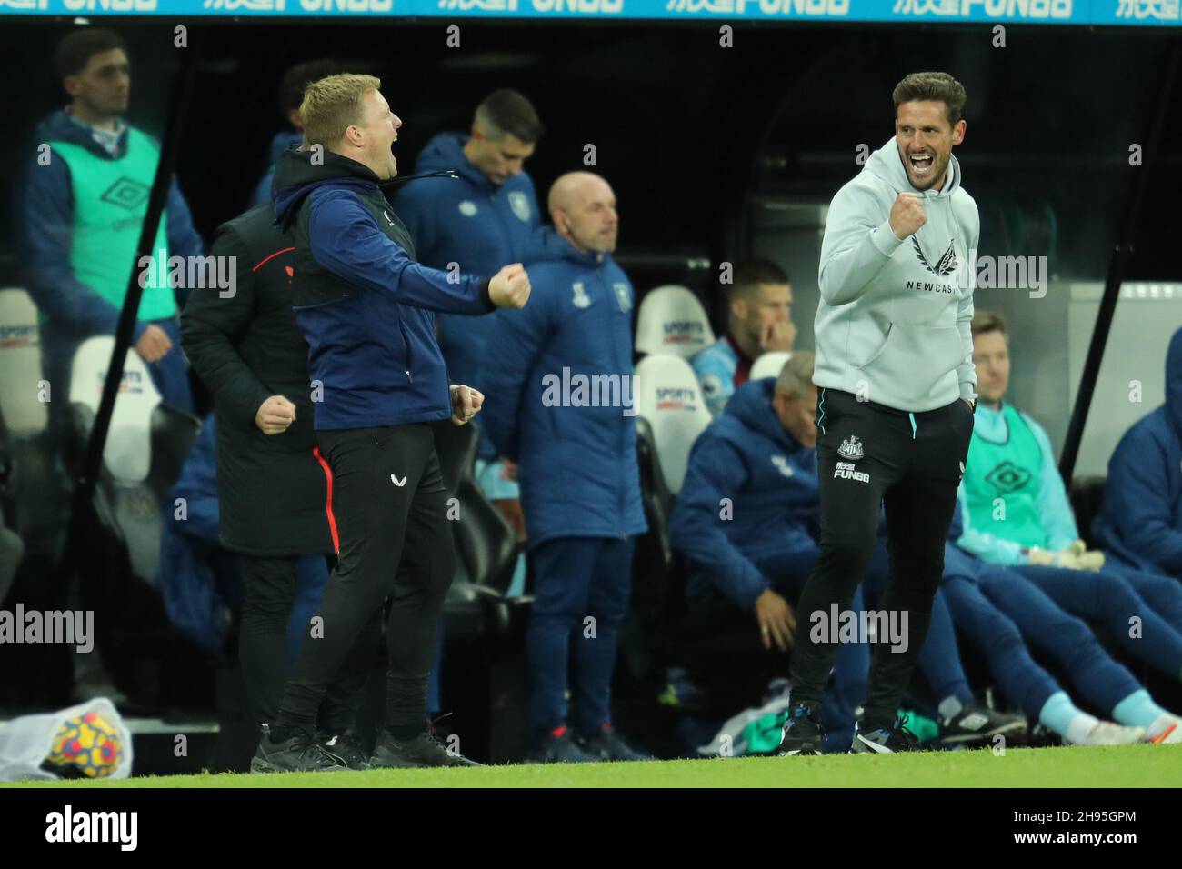 EDDIE HOWE, JASON TINDALL CÉLÈBRE SUR LE COUP DE SIFFLET FINAL, NEWCASTLE UNITED FC V BURNLEY FC, 2021 Banque D'Images