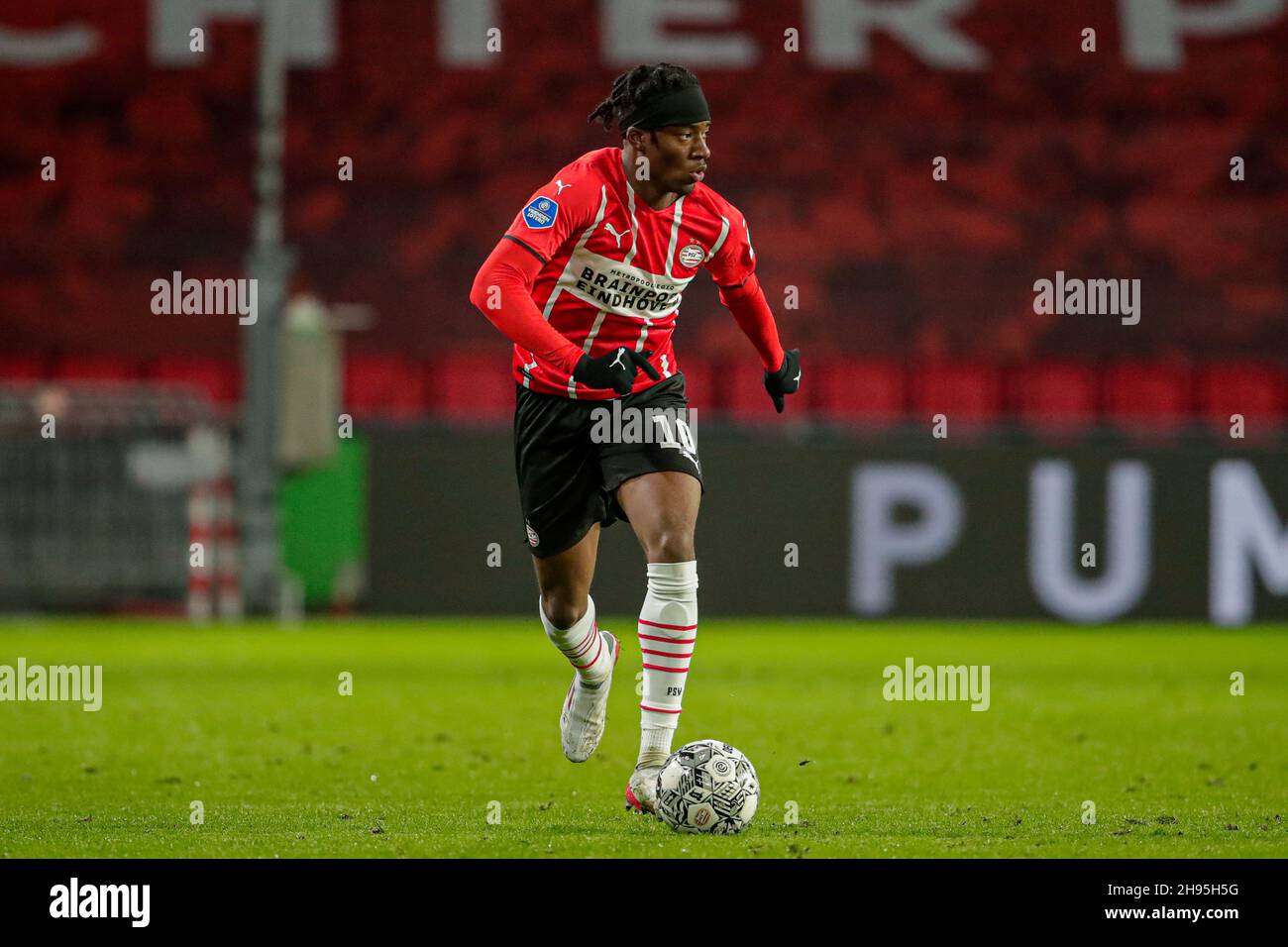 EINDHOVEN, PAYS-BAS - DÉCEMBRE 4: Noni Madueke de PSV pendant le match néerlandais Eredivisie entre PSV et FC Utrecht au Philips Stadion le 4 décembre 2021 à Eindhoven, pays-Bas (photo de Broer van den Boom/Orange Pictures) Credit: Orange pics BV/Alay Live News Banque D'Images