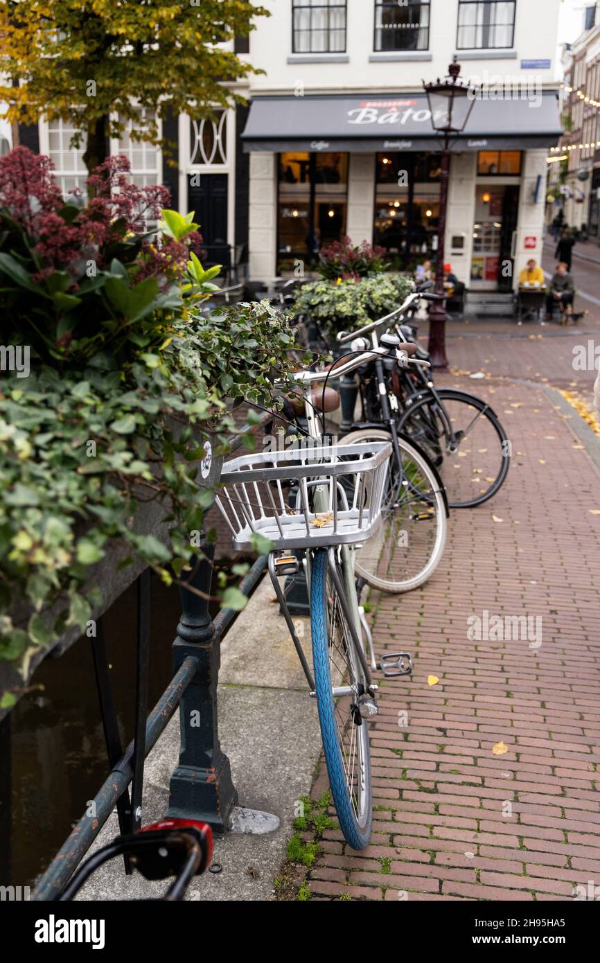 Vélos sur le pont du canal à Herenstraat à Amsterdam, pays-Bas. Banque D'Images