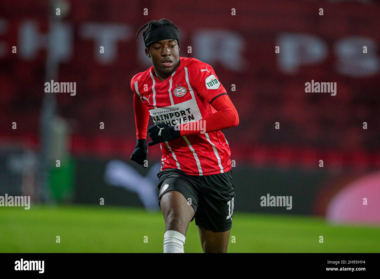 EINDHOVEN, PAYS-BAS - DÉCEMBRE 4: Noni Madueke de PSV pendant le match néerlandais Eredivisie entre PSV et FC Utrecht au Philips Stadion le 4 décembre 2021 à Eindhoven, pays-Bas (photo de Broer van den Boom/Orange Pictures) Credit: Orange pics BV/Alay Live News Banque D'Images