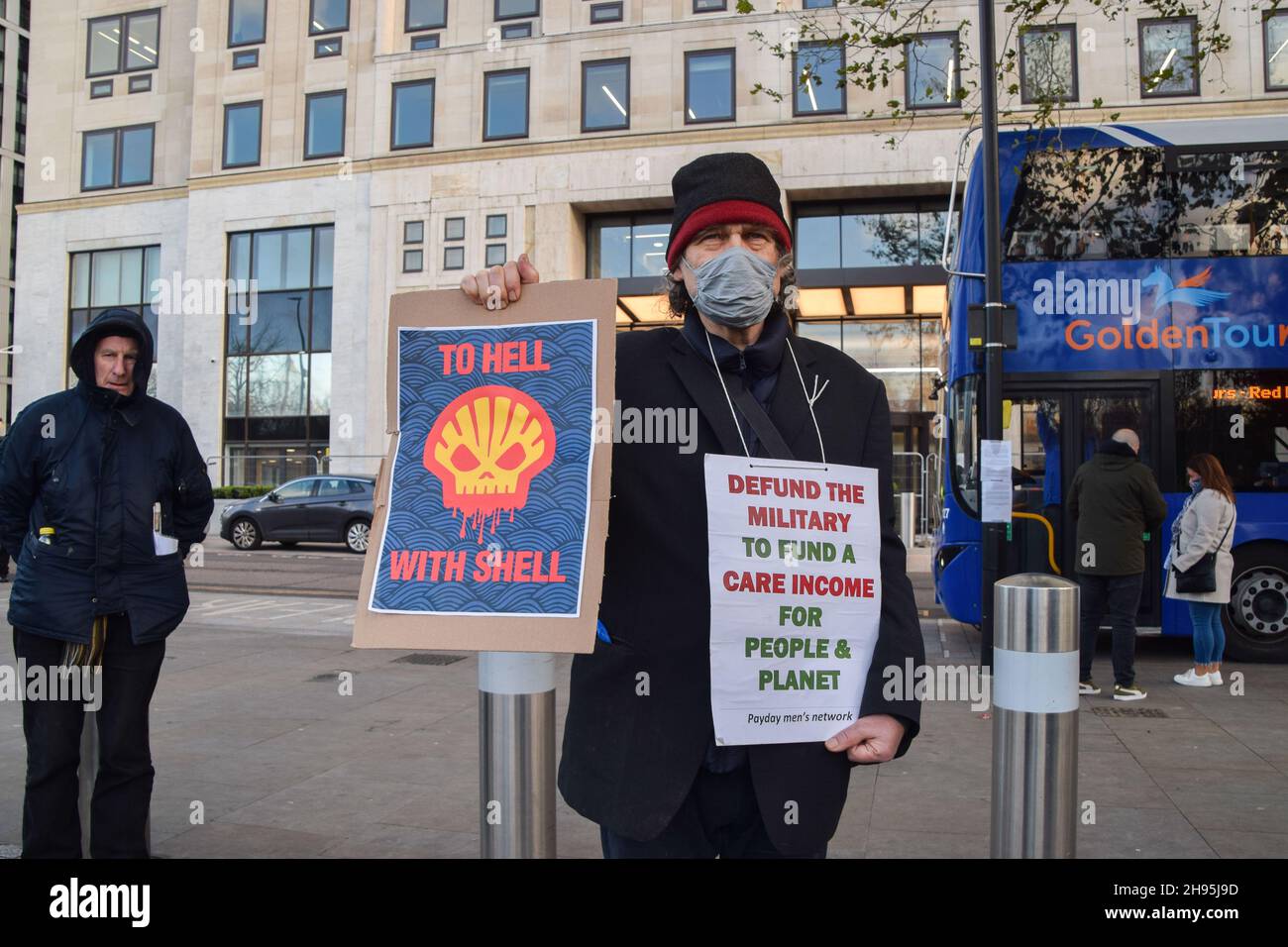 Londres, Royaume-Uni.4 décembre 2021.Des manifestants se sont rassemblés devant le siège social de Shell à Londres pour protester contre l'explosion sismique du géant pétrolier sur la côte sauvage d'Afrique du Sud, qui dévaster la faune et les écosystèmes marins. Banque D'Images