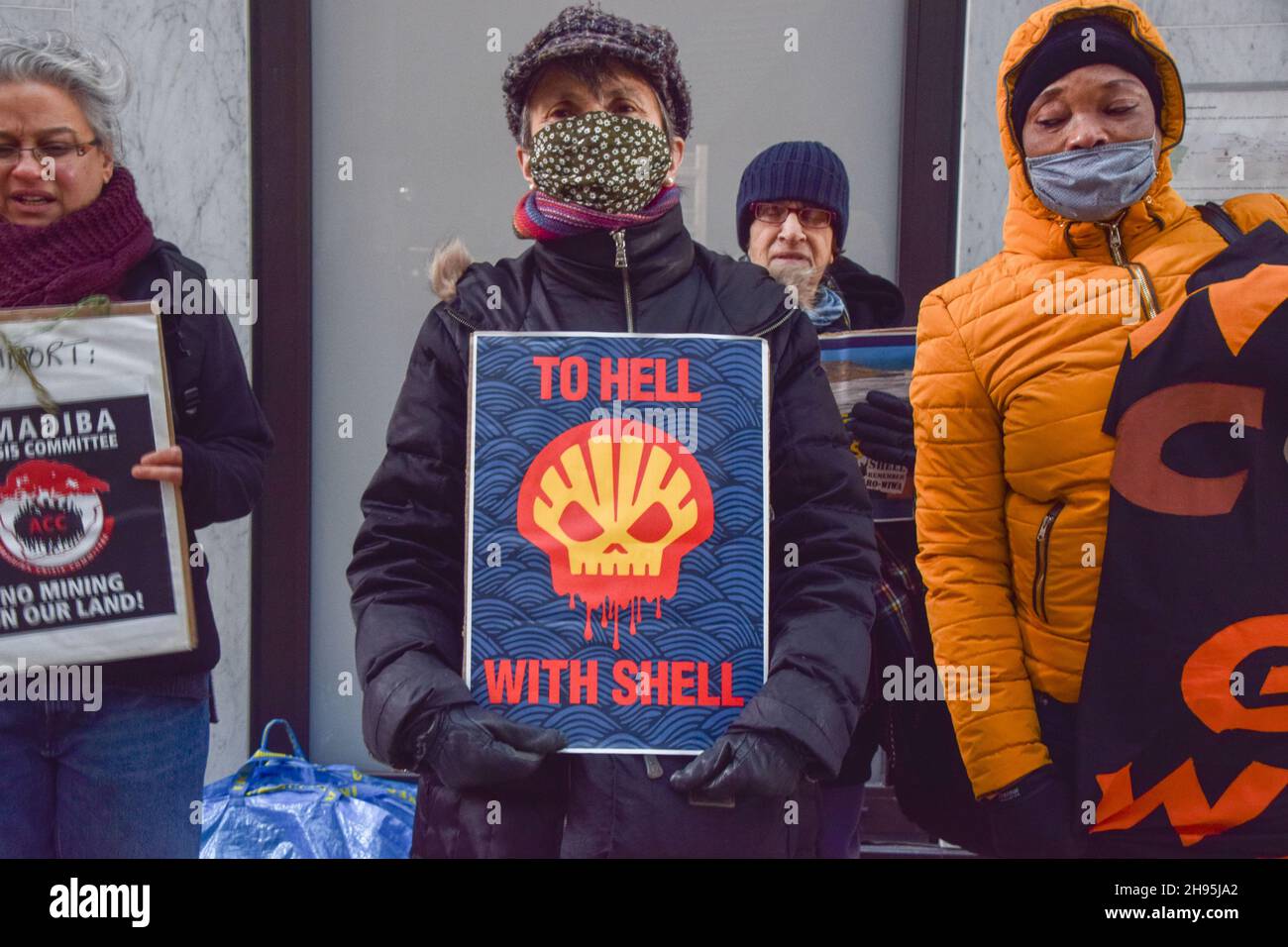 Londres, Royaume-Uni.4 décembre 2021.Des manifestants se sont rassemblés devant le siège social de Shell à Londres pour protester contre l'explosion sismique du géant pétrolier sur la côte sauvage d'Afrique du Sud, qui dévaster la faune et les écosystèmes marins. Banque D'Images