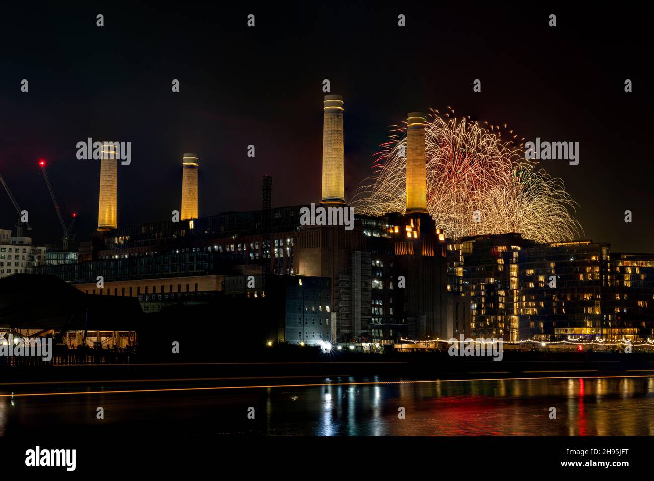 Feux d'artifice au-dessus de la centrale électrique de Battersea, Londres, Angleterre Banque D'Images