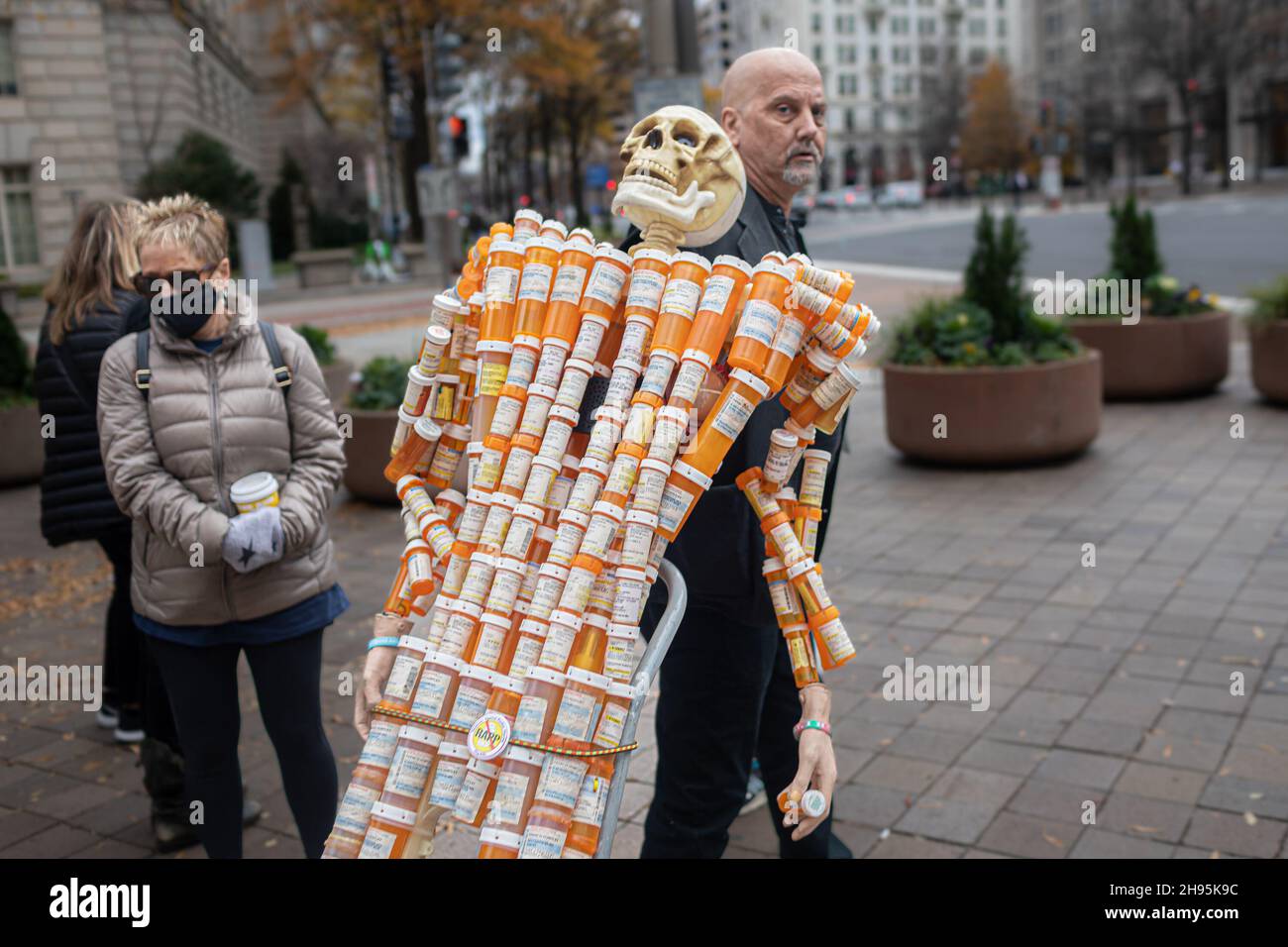 Frank Huntley a essayé de sensibiliser à la dépendance aux opiacés avec sa sculpture 'Pill Man.Le 3 décembre 2021, des personnes de partout aux États-Unis, qui ont perdu des proches en raison de l'épidémie d'opioïdes, se sont ralliées au ministère de la Justice de Washington DC, appelant le procureur général Merrick Garland et l'adjoint de l'AG Lisa Monaco à porter des accusations criminelles contre des membres de la famille Sackler.La société de Sackler, Purdue Pharma, a plaidé coupable en octobre 2020 à trois accusations criminelles liées à la commercialisation du médicament OxyContin, mais n'a fait l'objet que de sanctions pécuniaires d'environ 8.3 $ Banque D'Images