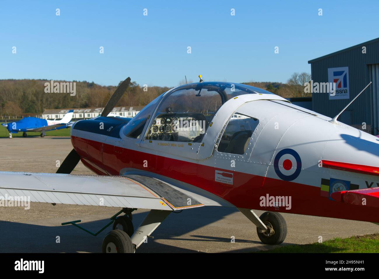 Un Bulldog écossais de l'aviation a enregistré XX702 avec le numéro civil G-CBCR et construit en 1975 à l'aérodrome de Goodwood avec une vue sur le cockpit. Banque D'Images