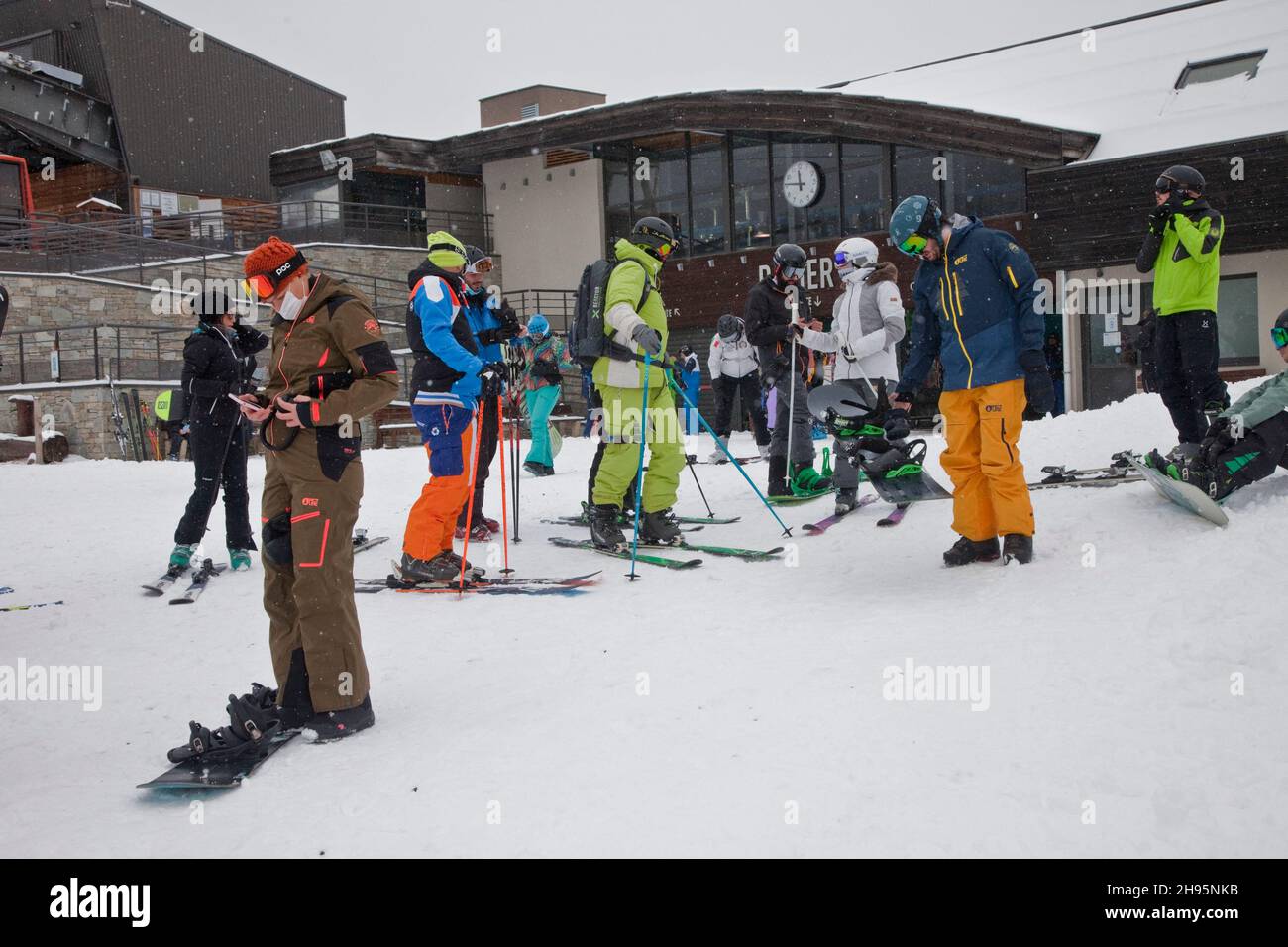 Chantemerle, France.04e décembre 2021.Skieurs à la fin de la remontée mécanique ; France le 4 décembre 2021.Premier jour d'ouverture de la station de ski de serre-Chevalier avec l'obligation pour les skieurs d'avoir le passe sanitaire.Photo par Thibaut Durand /ABACAPRESS.COM crédit: Abaca Press/Alay Live News Banque D'Images