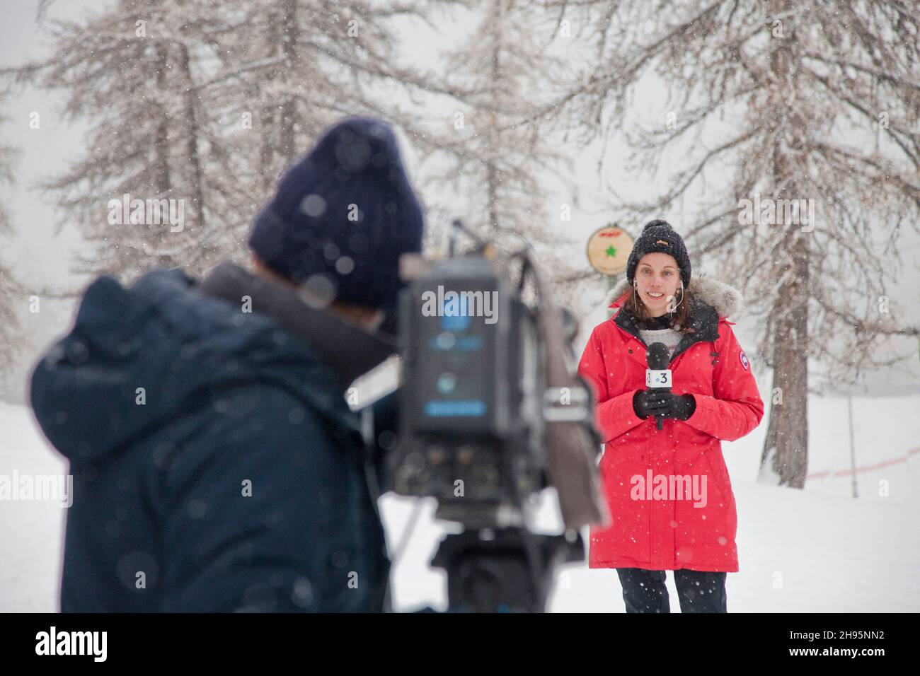 Chantemerle, France.04e décembre 2021.L'équipe de télévision de France en direct, France le 4 décembre 2021.Premier jour d'ouverture de la station de ski de serre-Chevalier avec l'obligation pour les skieurs d'avoir le passe sanitaire.Photo par Thibaut Durand /ABACAPRESS.COM crédit: Abaca Press/Alay Live News Banque D'Images