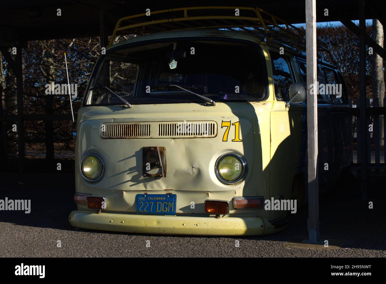 Volkswagen VW Camper Van avec suspension très abaissée et une plaque de Californie numéro 227 DGM garée à l'aérodrome de Goodwood. Banque D'Images