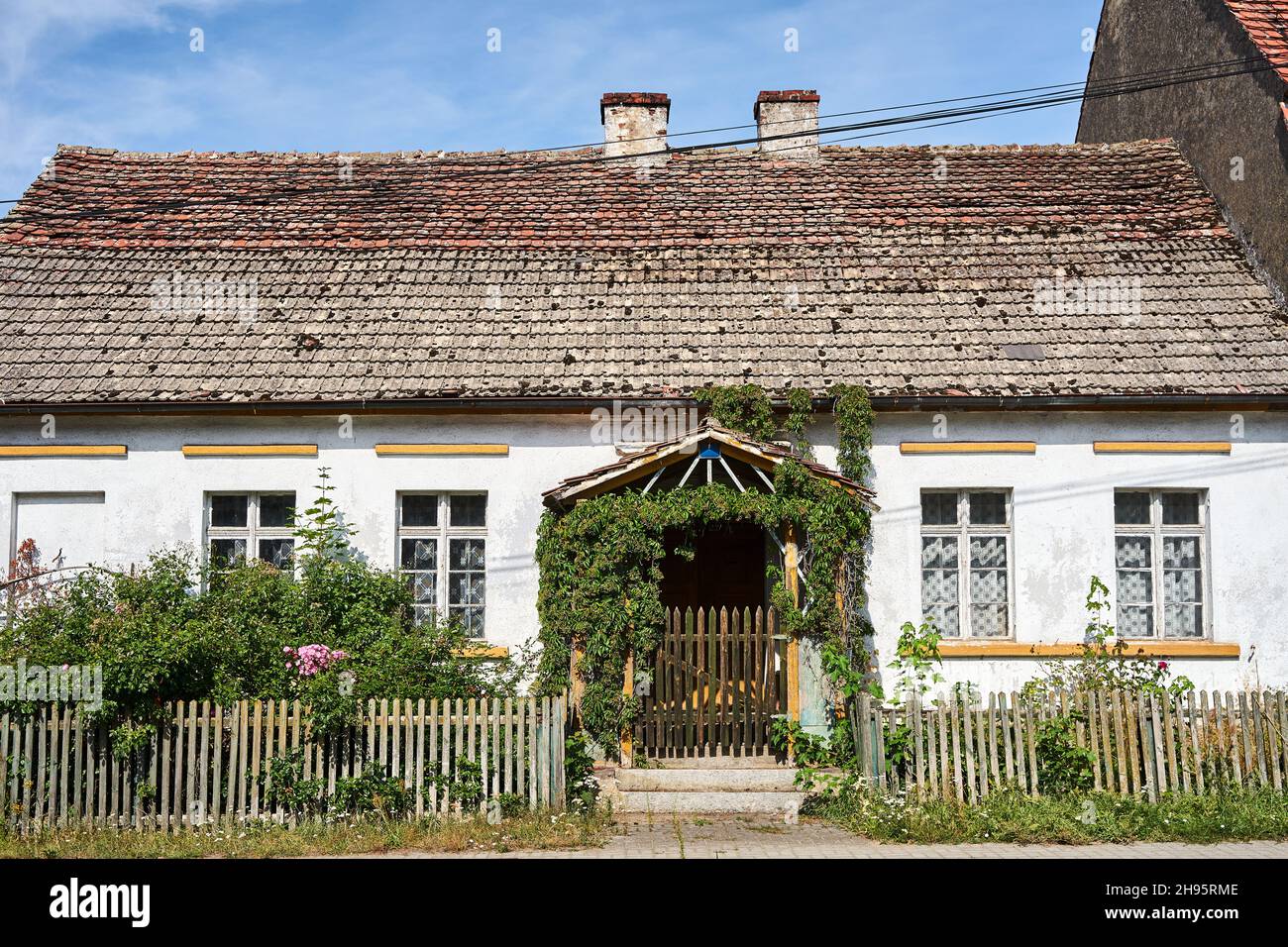 Une ancienne maison de campagne avec une clôture en bois en Pologne Banque D'Images