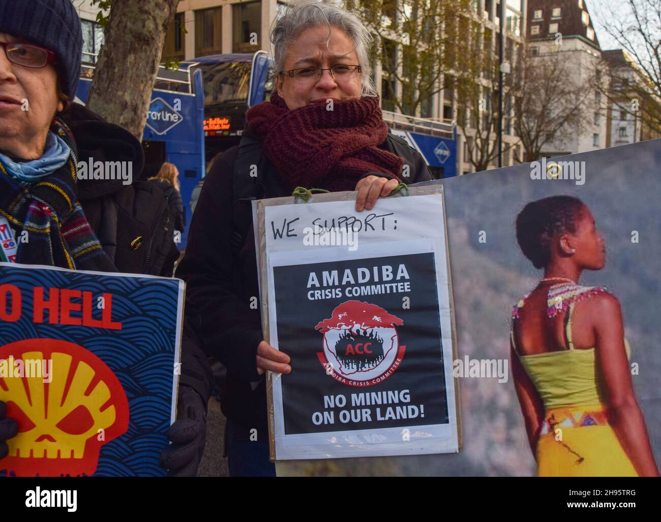 Londres, Royaume-Uni.04e décembre 2021.Un activiste tient un écriteau pour soutenir le Comité de crise Amadiba pendant la manifestation.des manifestants se sont rassemblés devant le siège de Shell à Londres, pour protester contre l'étude sismique du géant pétrolier sur la côte sauvage en Afrique du Sud, qui va causer des dégâts considérables à la faune et aux écosystèmes marins.Crédit : SOPA Images Limited/Alamy Live News Banque D'Images