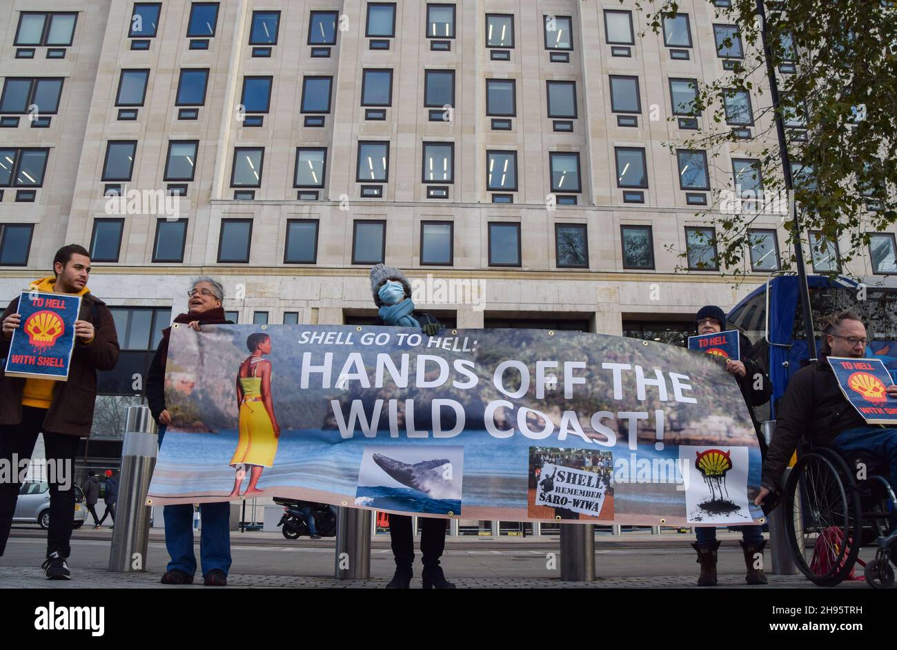 Londres, Royaume-Uni.04e décembre 2021.Les activistes tiennent une bannière « mains off the Wild Coast » et des pancartes anti-Shell pendant la manifestation.des manifestants se sont rassemblés devant le siège social de Shell à Londres, pour protester contre l'étude sismique du géant pétrolier sur la Wild Coast en Afrique du Sud, qui va nuire considérablement à la faune et aux écosystèmes marins.Crédit : SOPA Images Limited/Alamy Live News Banque D'Images