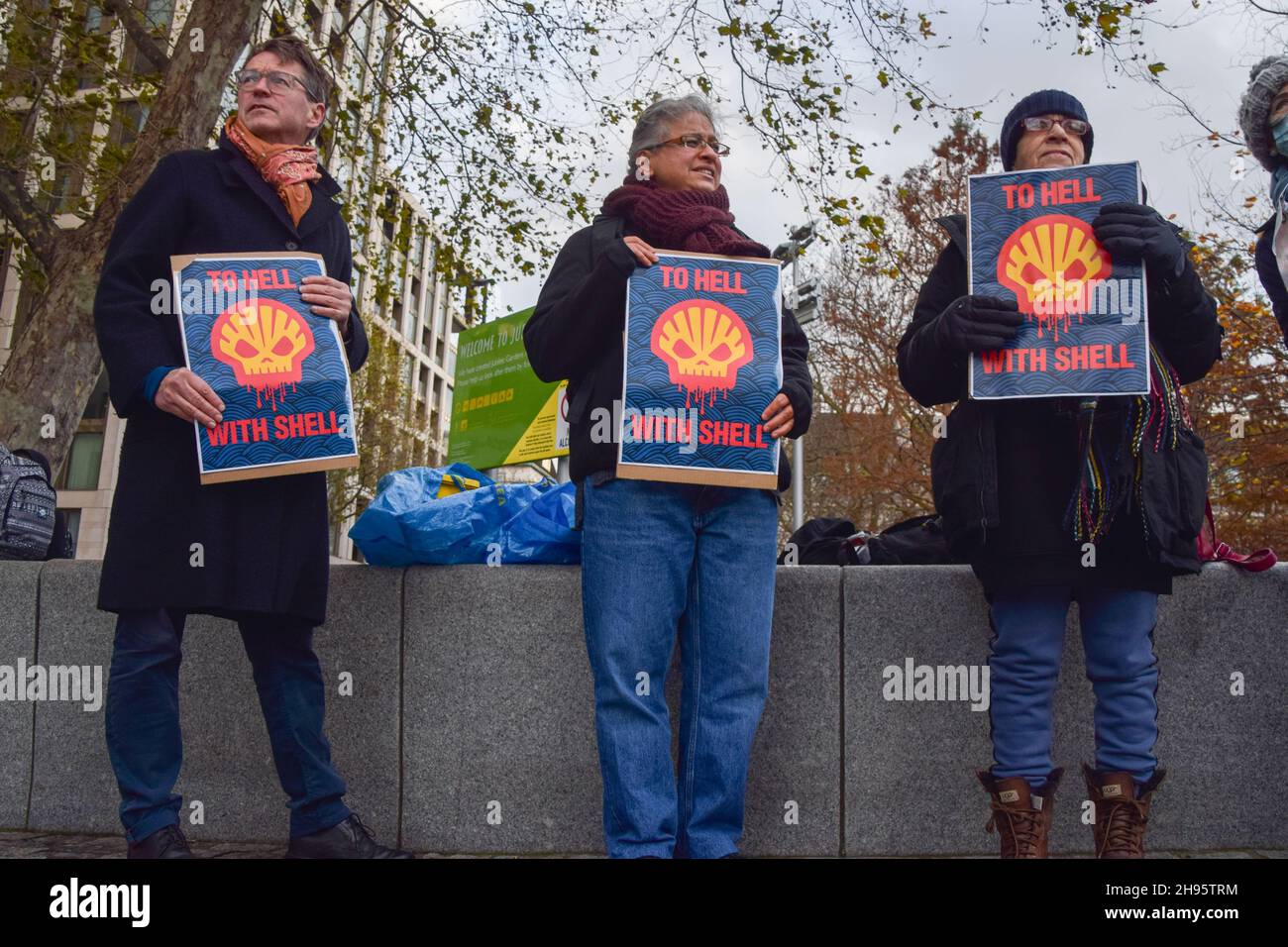 Londres, Royaume-Uni.04e décembre 2021.Des activistes détiennent des pancartes anti-Shell pendant la manifestation.des manifestants se sont rassemblés devant le siège de Shell à Londres, pour protester contre l'étude sismique du géant pétrolier sur la côte sauvage en Afrique du Sud, qui va nuire considérablement à la faune et aux écosystèmes marins.Crédit : SOPA Images Limited/Alamy Live News Banque D'Images