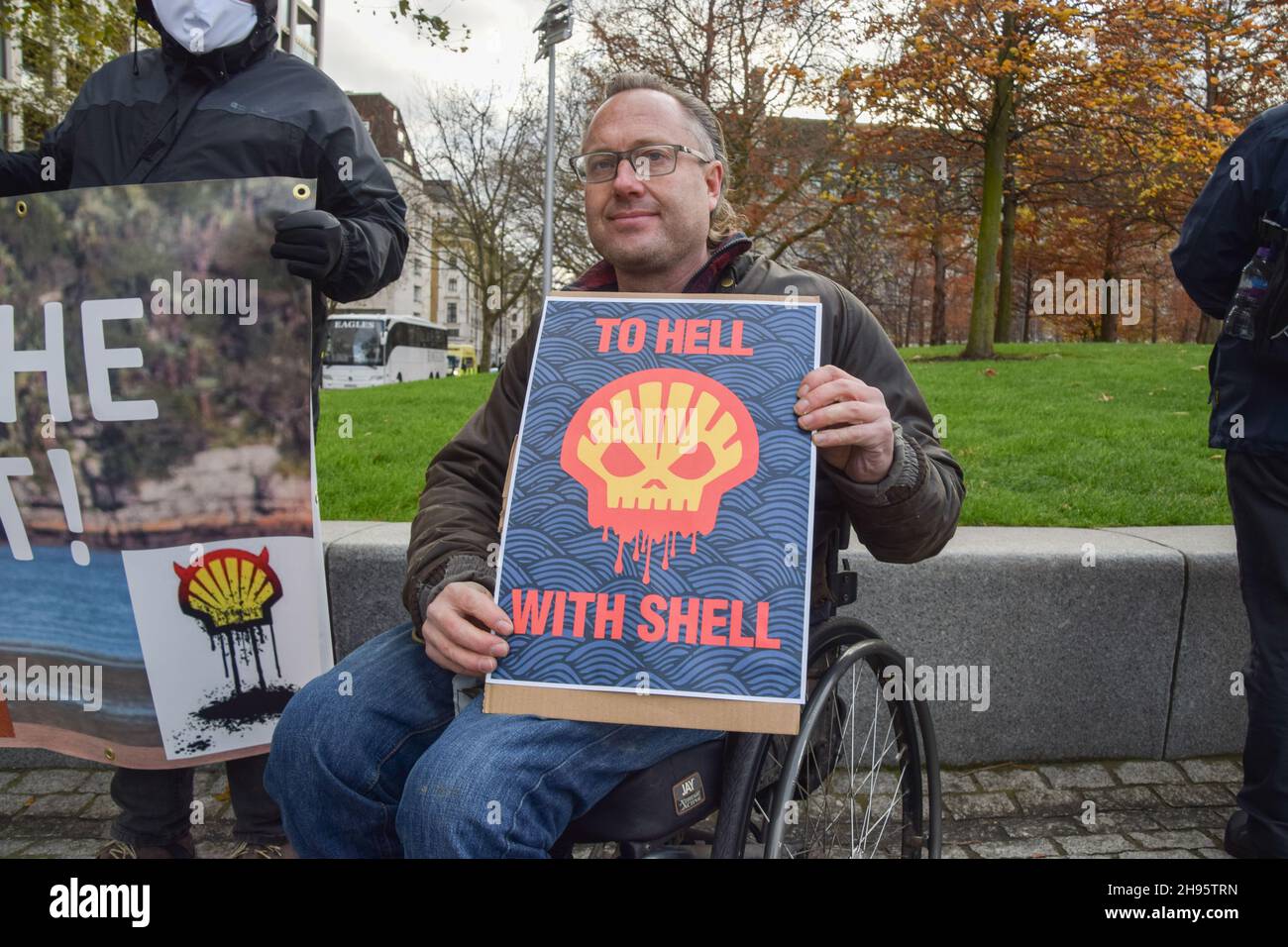 Londres, Royaume-Uni.04e décembre 2021.Un activiste tient un écriteau anti-Shell pendant la manifestation.des manifestants se sont rassemblés devant le siège de Shell à Londres, pour protester contre l'étude sismique du géant pétrolier sur la côte sauvage en Afrique du Sud, qui va causer des dégâts considérables à la faune et aux écosystèmes marins.Crédit : SOPA Images Limited/Alamy Live News Banque D'Images