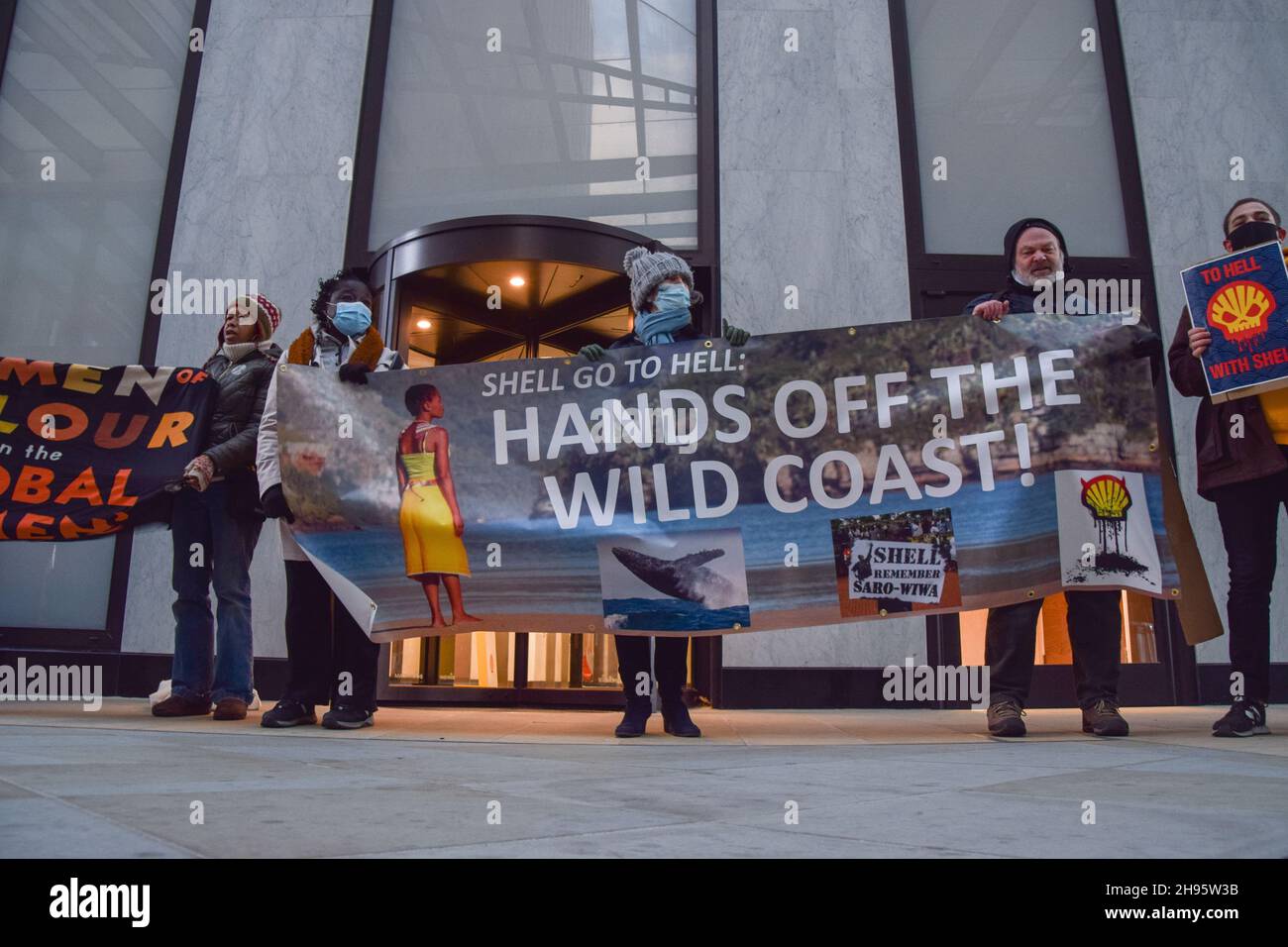 Londres, Royaume-Uni.04e décembre 2021.Les activistes tiennent une bannière « mains off the Wild Coast » pendant la manifestation.les manifestants se sont rassemblés devant le siège de Shell à Londres, pour protester contre l'étude sismique du géant pétrolier sur la Wild Coast en Afrique du Sud, qui va causer des dégâts considérables à la faune et aux écosystèmes marins.Crédit : SOPA Images Limited/Alamy Live News Banque D'Images