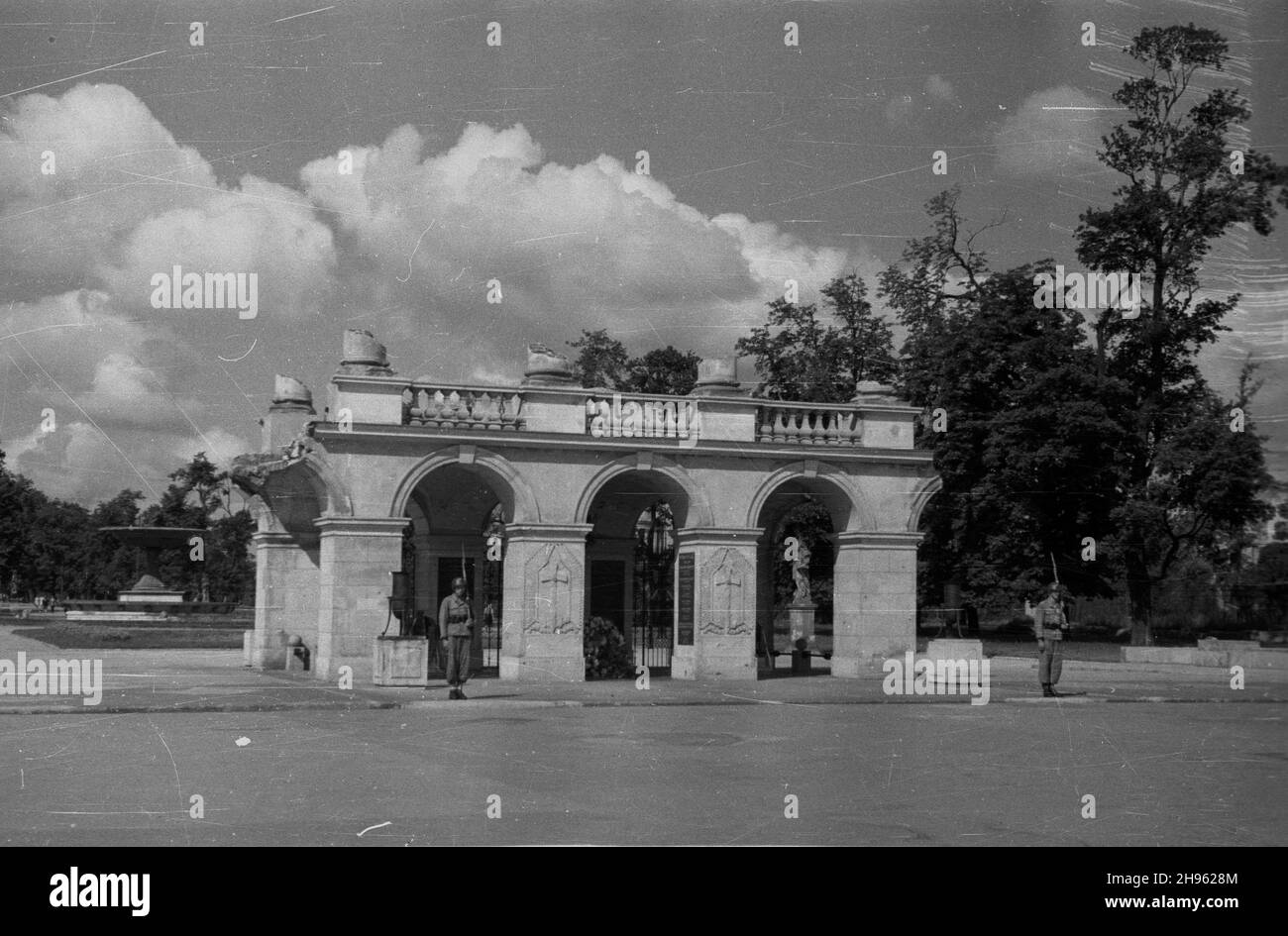 Varsovie, 1947-08-01.Obchody trzeciej rocznicy wybuchu Powstania Warszawskiego.warta honorowa przed Grobem Nieznanego ¯o³nierza (GN¯). wb/gr PAPVarsovie, le 1er août 1947.Le 3e anniversaire de l'épidémie de montée en gamme de Varsovie.Cérémonie au cimetière militaire de Powazki.Photo : garde d'honneur à la tombe du soldat inconnu. wb/gr PAP Banque D'Images