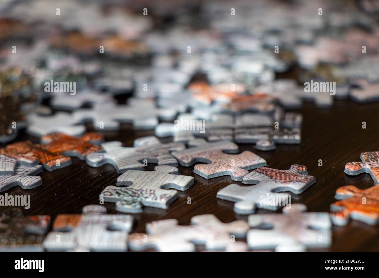 Pile Of Jigsaw Puzzle Pieces Banque De Photographies Et D images pile-of-jigsaw-puzzle-pieces-banque-de-photographies-et-d-images