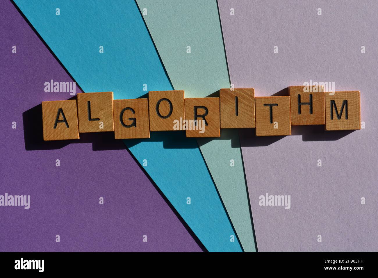 Algorithme, mot en lettres de l'alphabet en bois isolées sur l'arrière-plan comme titre de bannière Banque D'Images