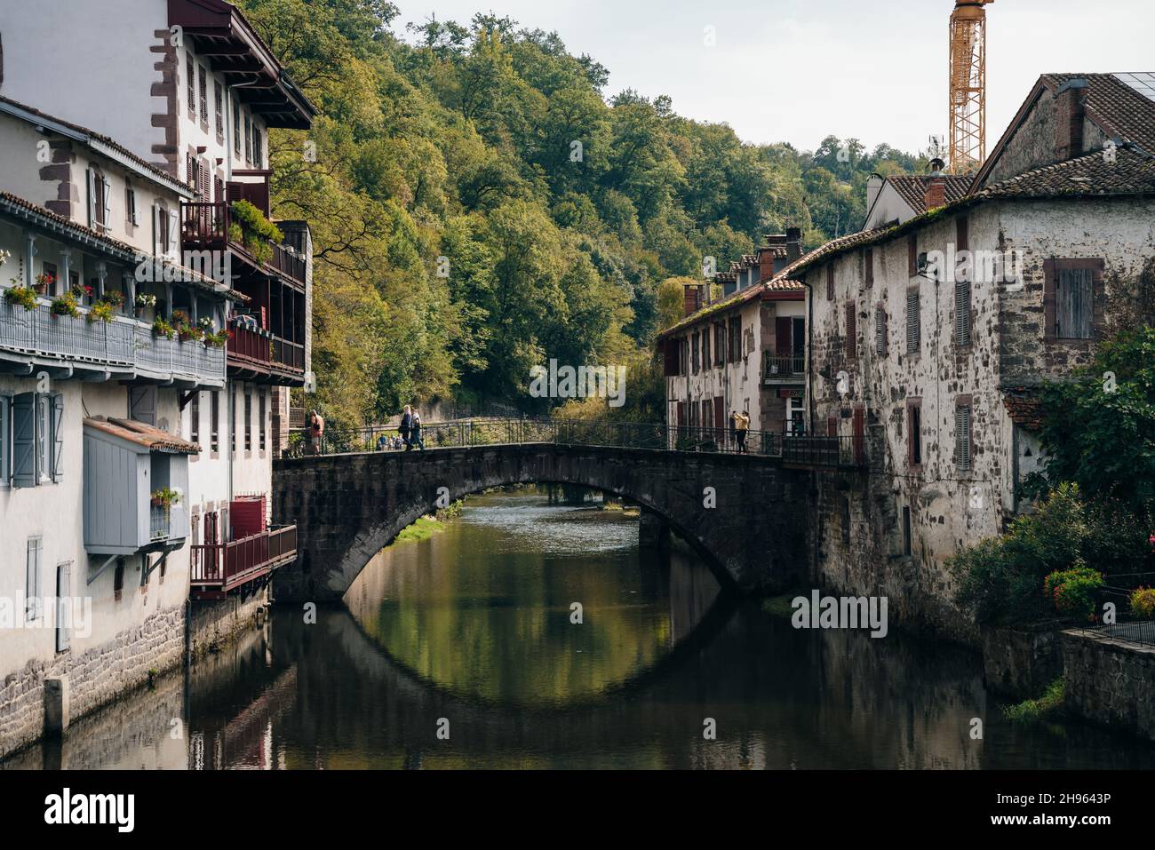 Pont sur la Nive à Saint Jean pied de Port, pays Basque, France.Photo de haute qualité Banque D'Images