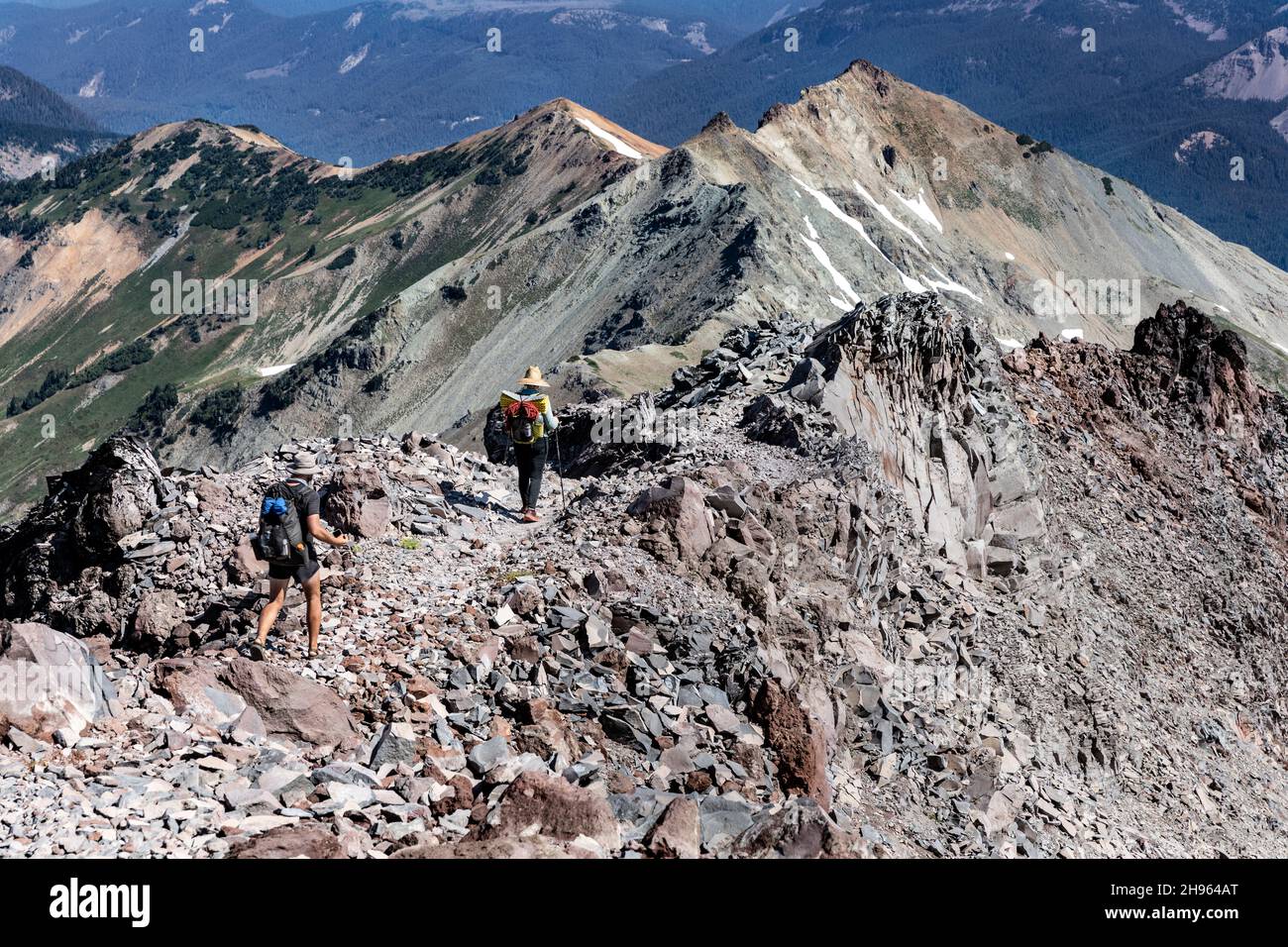 WA20483-00....WASHINGTON - randonneurs sur le Pacific Crest Trail dans la nature sauvage de Goat Rocks, dans la forêt nationale Gifford Pinchot.Mont Rainier dans la dista Banque D'Images