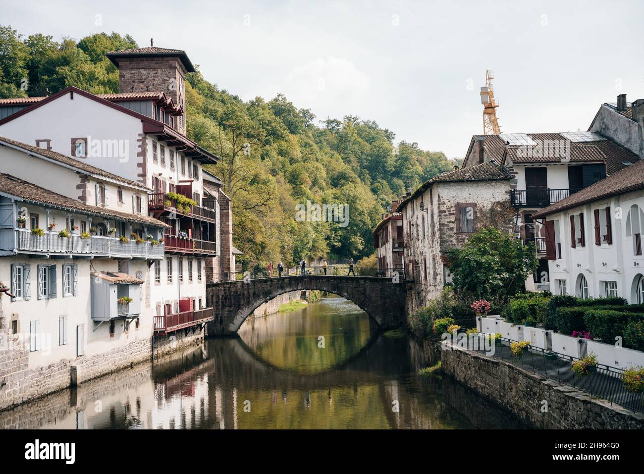 Pont sur la Nive à Saint Jean pied de Port, pays Basque, France.Photo de haute qualité Banque D'Images