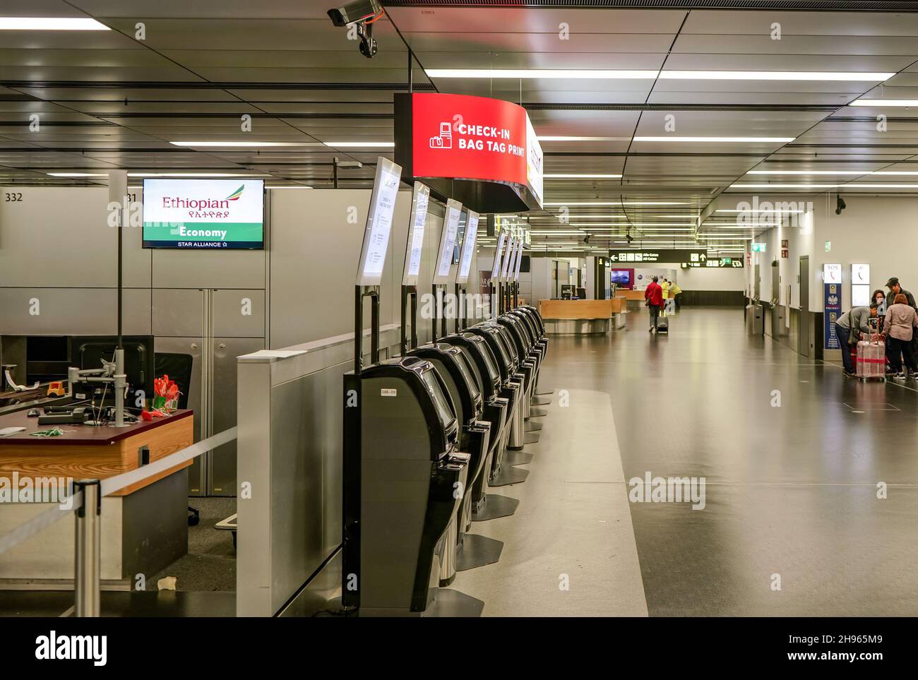 Schwechat, Autriche - 22 avril 2019 : hall d'aéroport vide avec les comptoirs d'enregistrement des compagnies aériennes éthiopiennes et les terminaux d'auto-vérification, certains passagers à backgro Banque D'Images