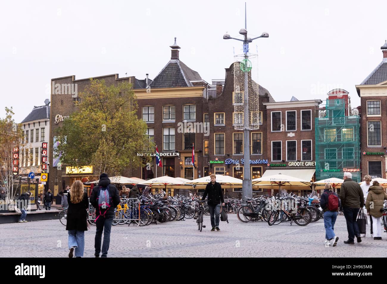 Parking vélo sur la place Grote Markt dans le centre de Groningen, pays-Bas. Banque D'Images