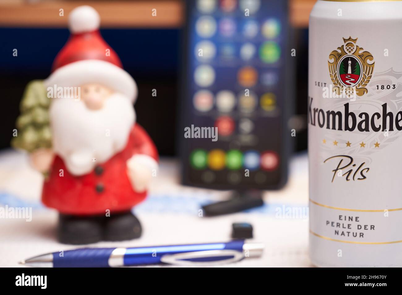 Stuttgart, Allemagne - 04 décembre 2021 : la bière Krombacher peut être servie sur le bureau.Le Père Noël et les fournitures de bureau en arrière-plan.Consommation d'alcool au wor Banque D'Images