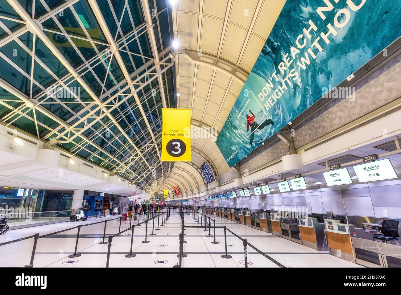 Signalisation et architecture intérieure du terminal 3 de l'aéroport international Pearson.4 décembre 2021 Banque D'Images